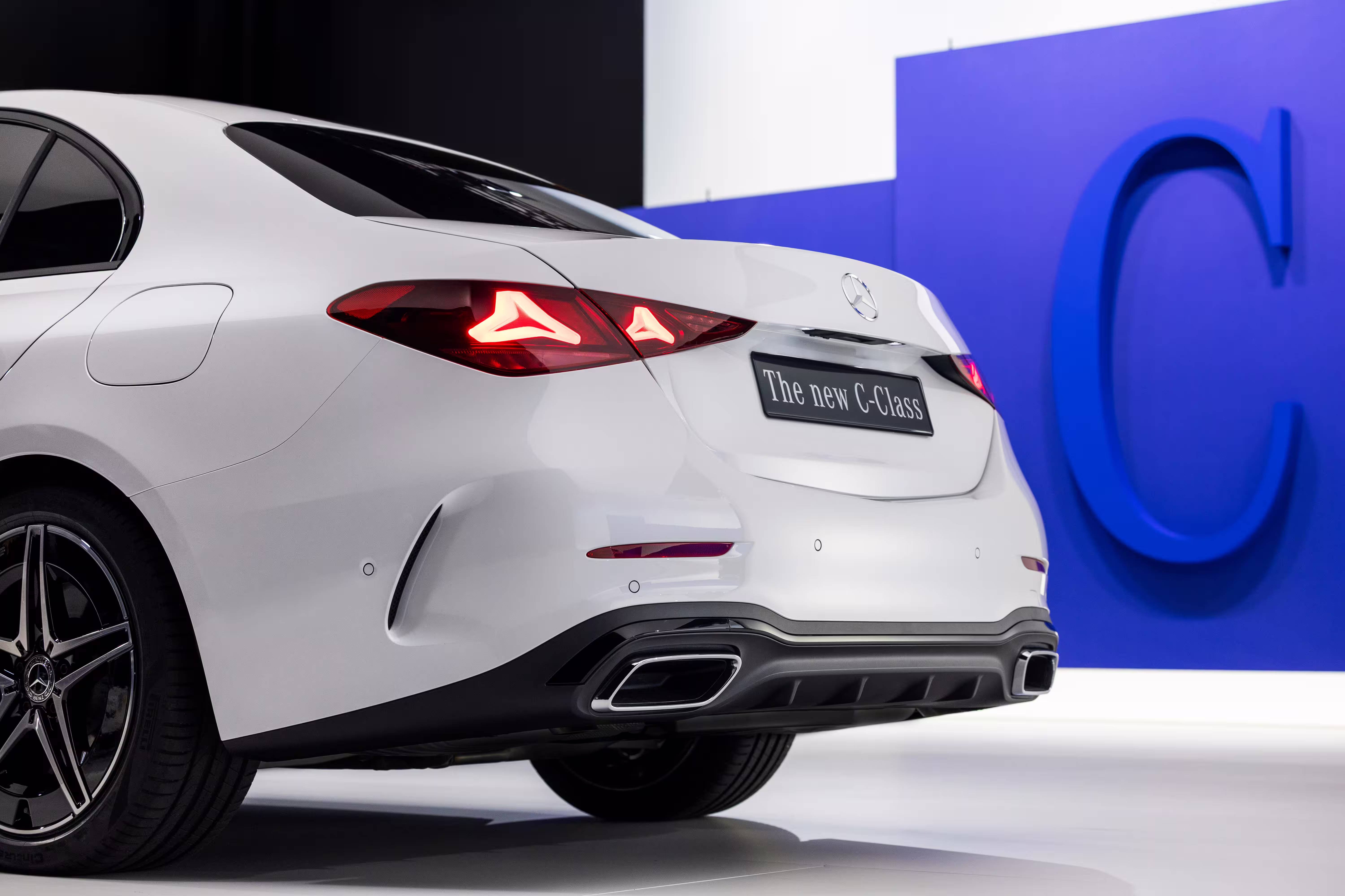 Lanterna e para-choque traseiro do Mercedes Classe C sedã branco