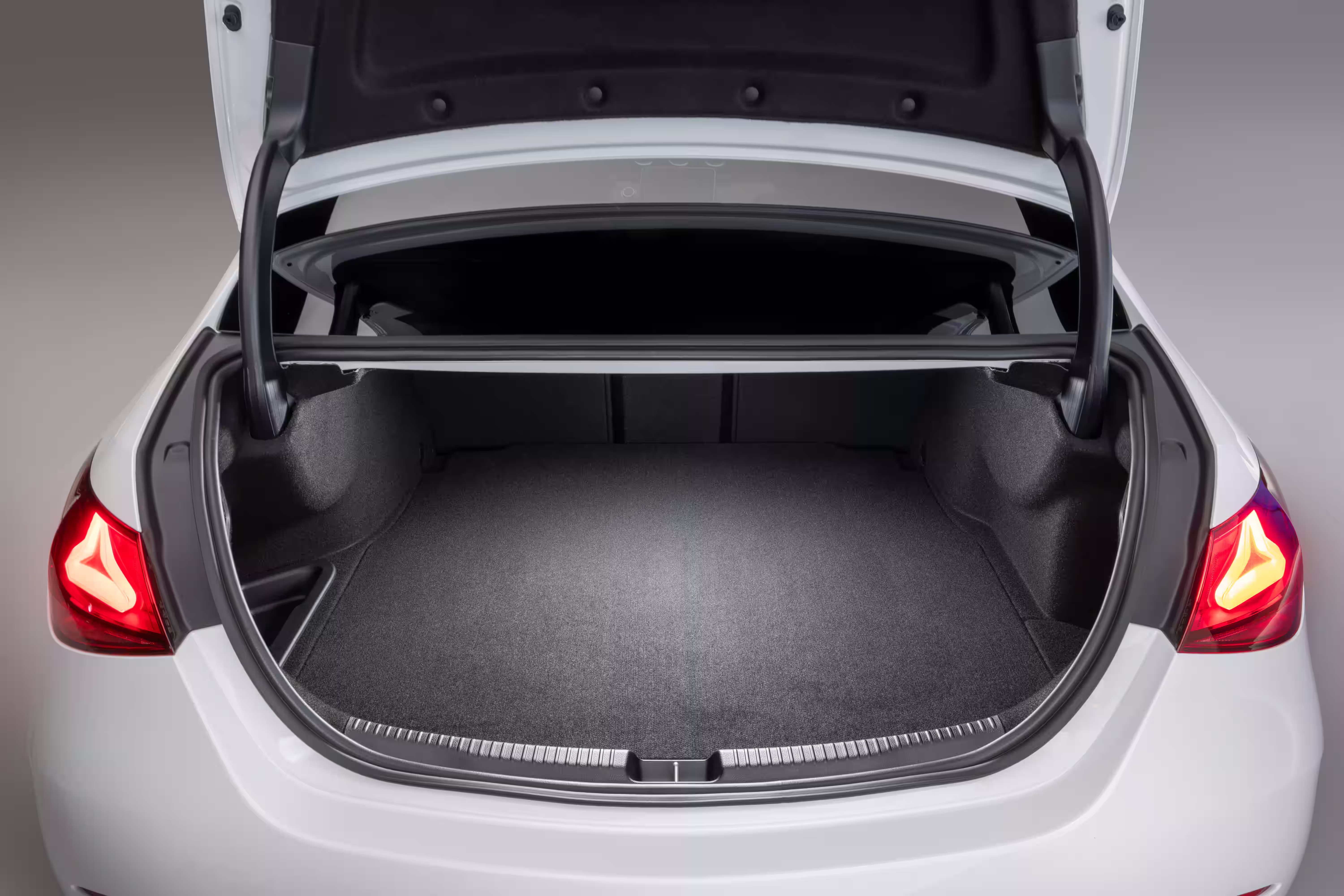 Porta-malas aberto do Mercedes Classe C sedã branco