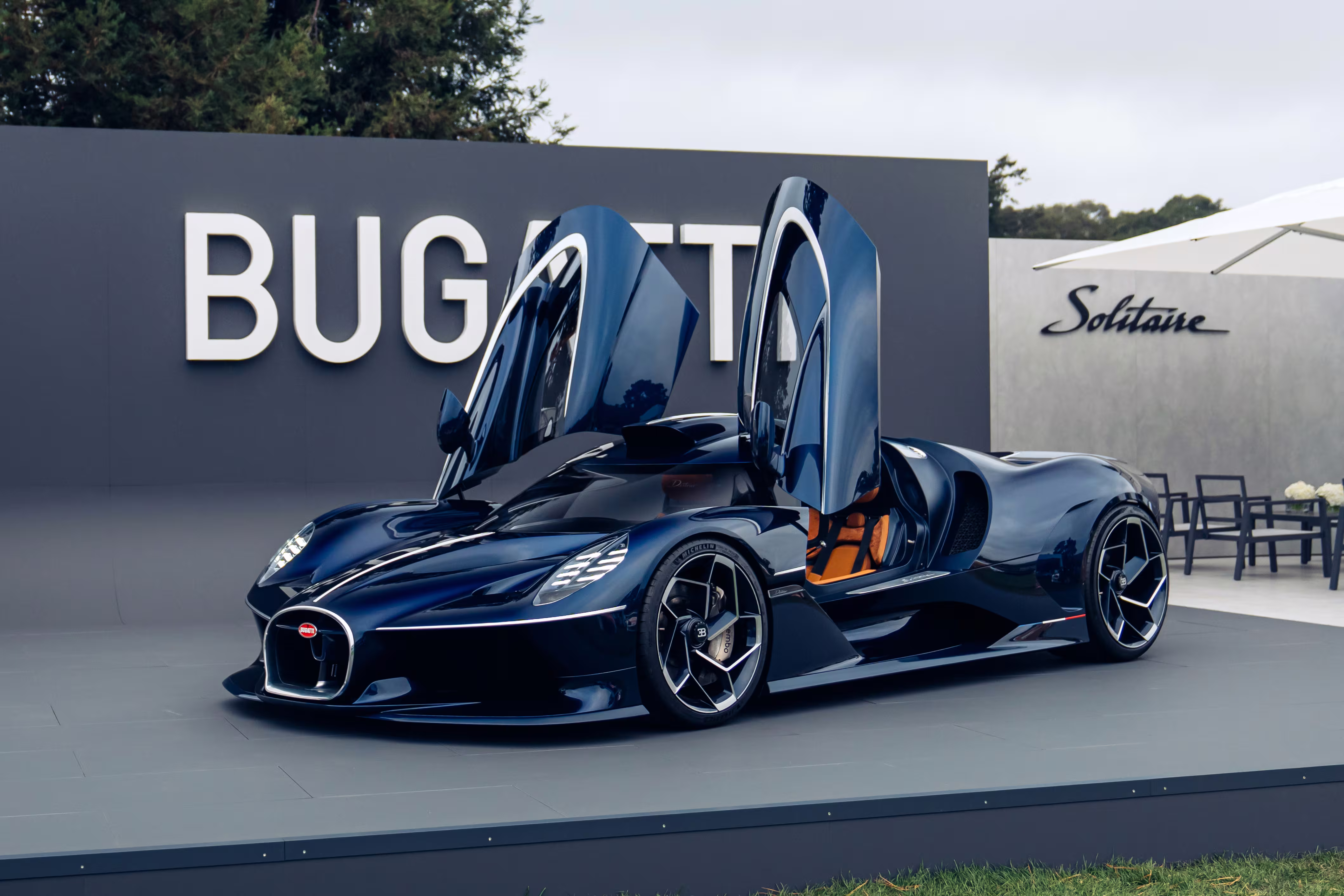 Bugatti Destrier visto de lado e de frente com as portas abertas