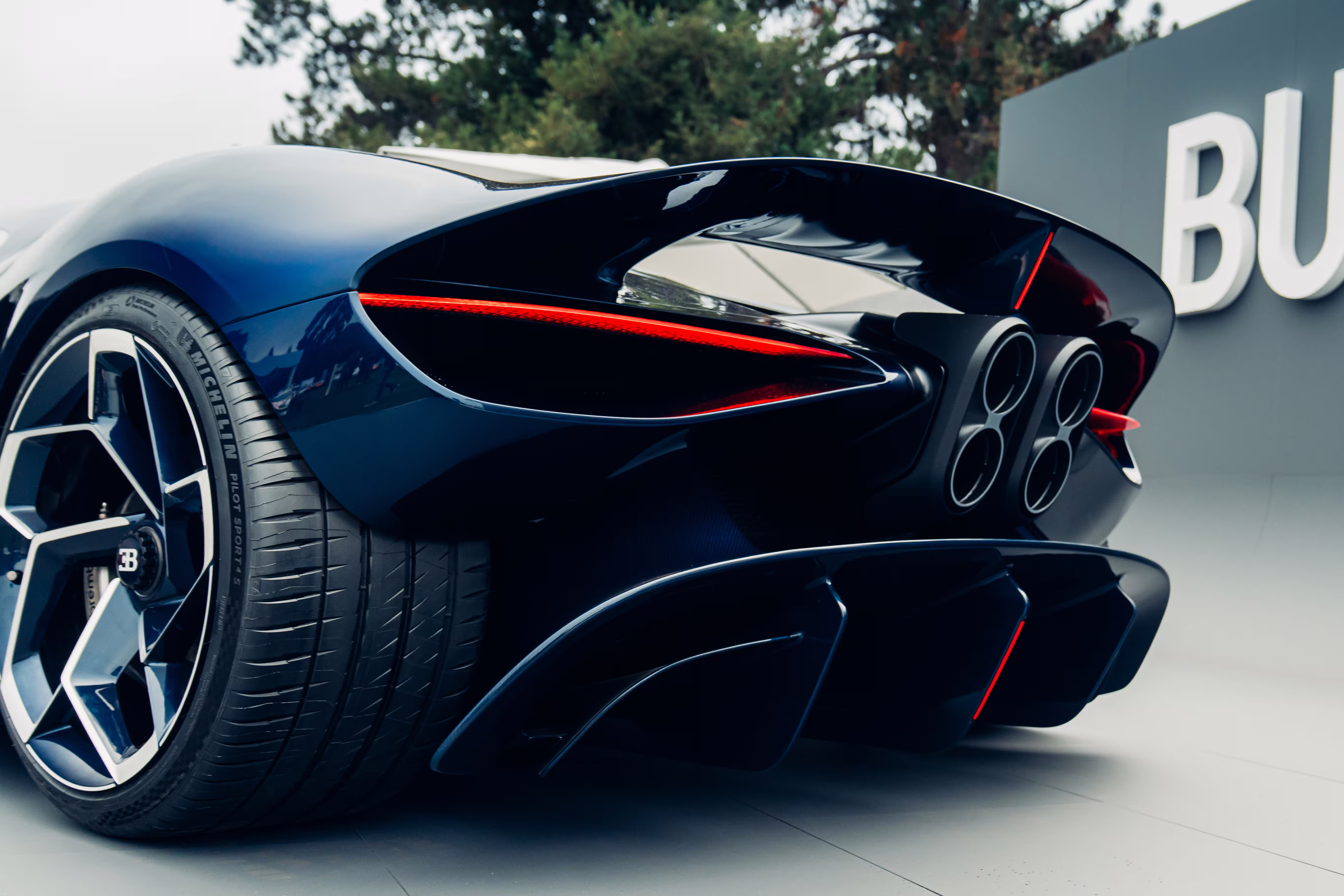 Bugatti Destrier visto em três quartos traseiros no The Quail