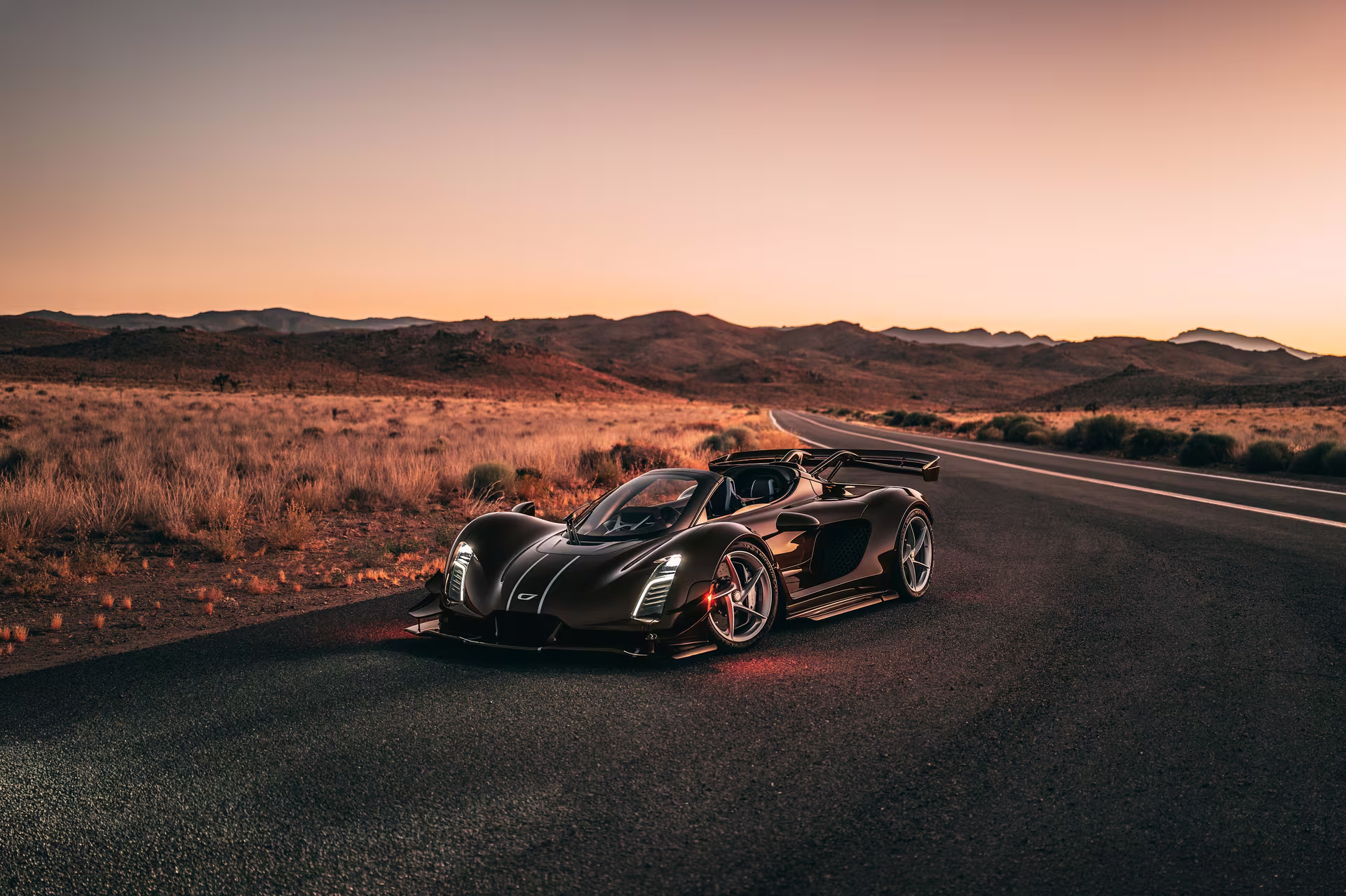 Czinger 21C Spyder parado em estrada ao pôr do sol