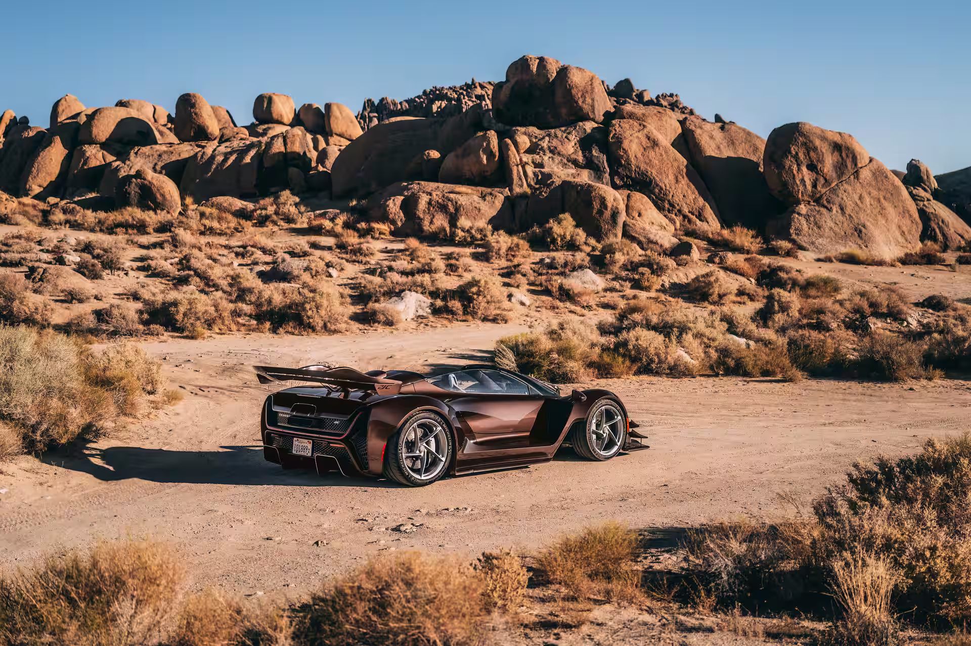 Czinger 21C Spyder parado no deserto visto pela traseira