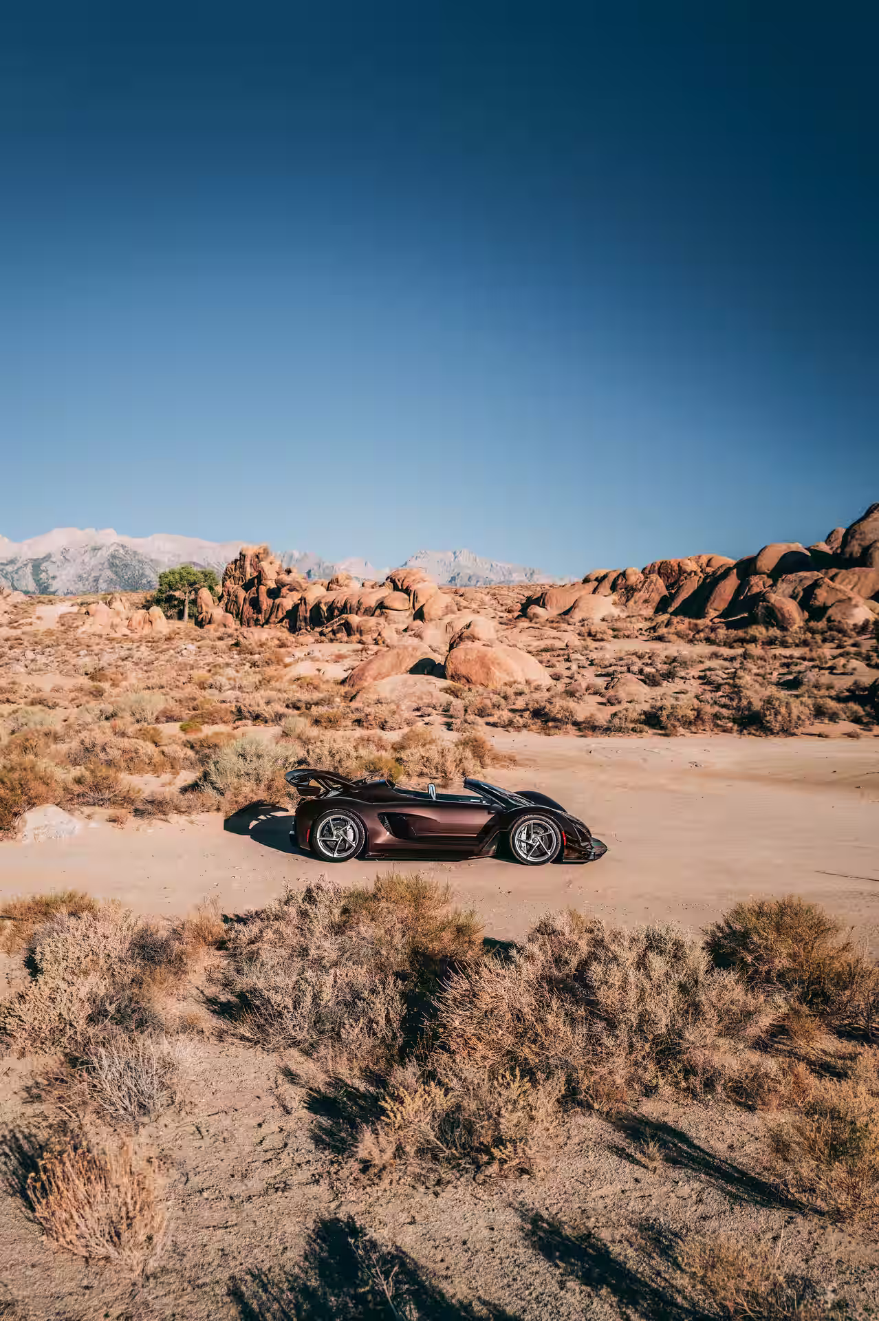 Czinger 21C Spyder visto de perfil numa paisagem desértica