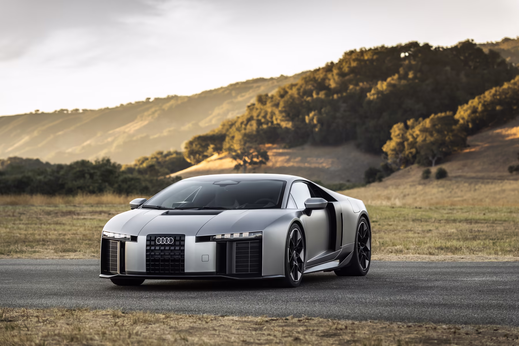 Audi Nuvolari parado em estrada com colinas californianas ao fundo