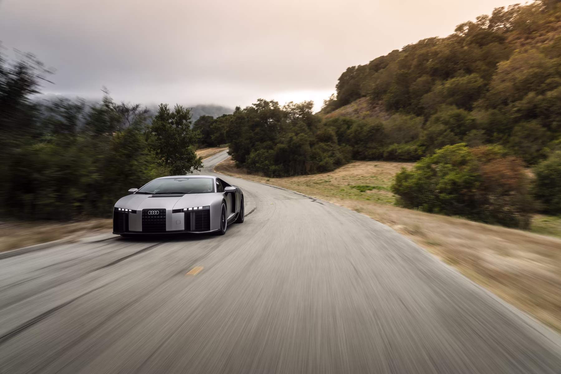 Audi Nuvolari acelera em curva de estrada de perfil costeiro
