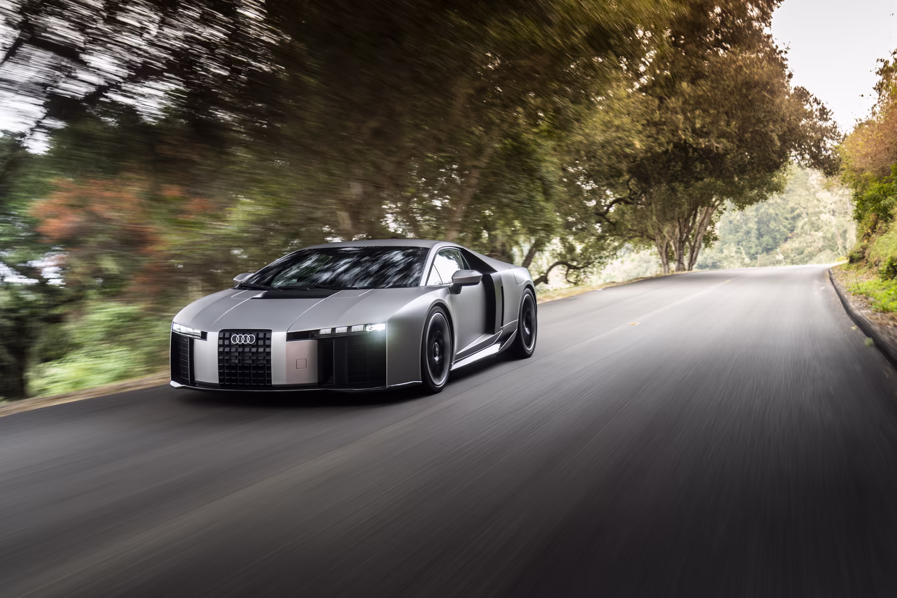 Audi Nuvolari em movimento com aceleração em estrada com iluminação natural