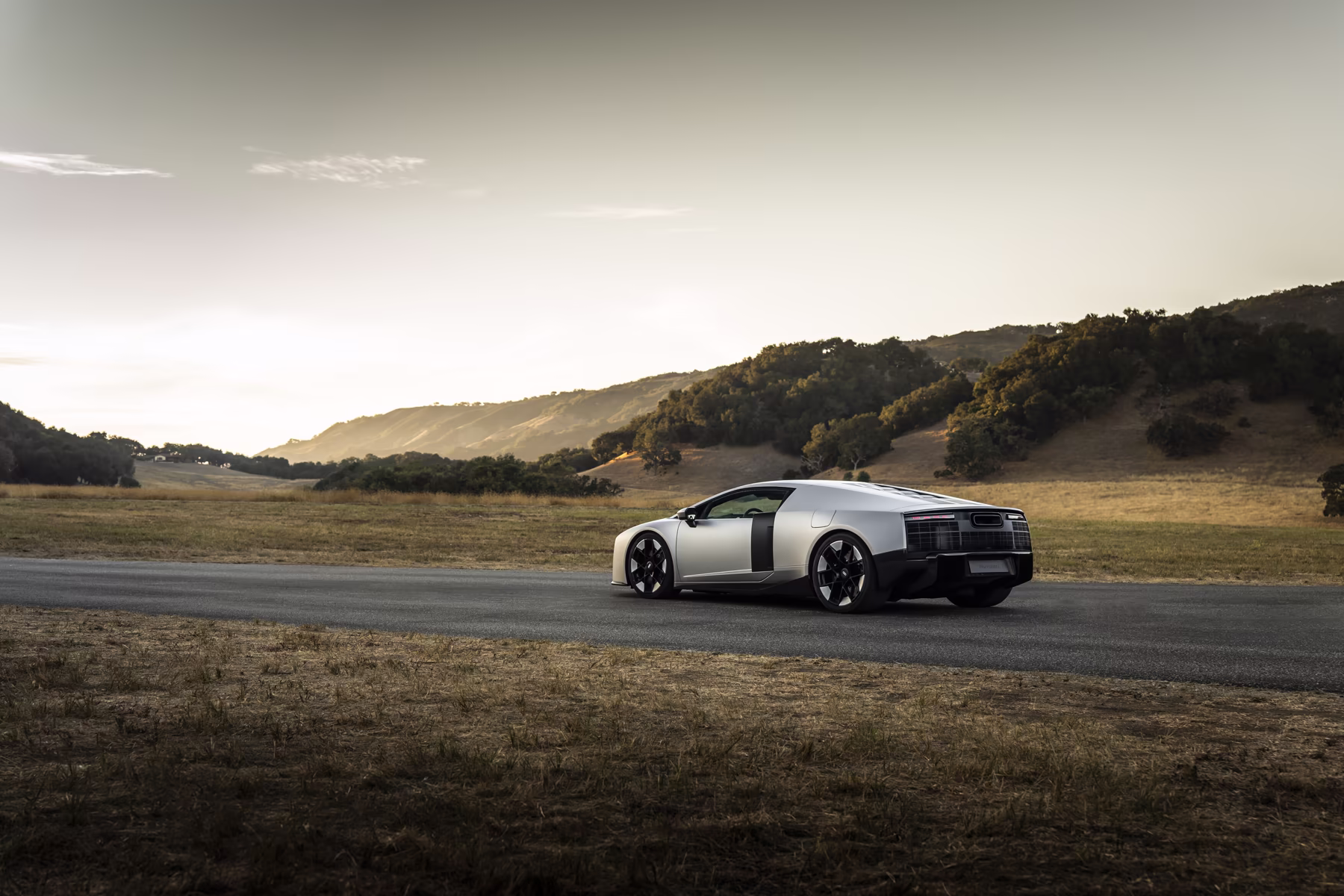 Audi Nuvolari visto em três quartos traseiros em estrada cênica da Califórnia