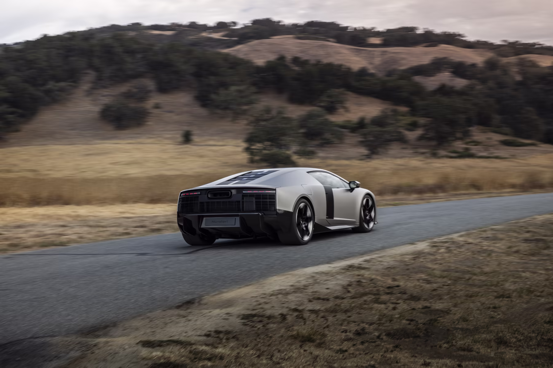 Audi Nuvolari visto em três quartos traseiros em estrada seca da Califórnia
