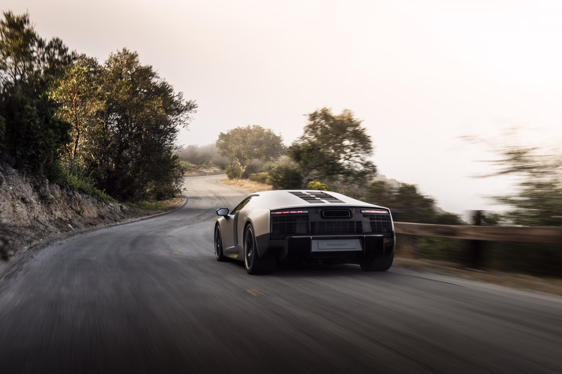 Audi Nuvolari visto de trás em movimento entre encostas californianas