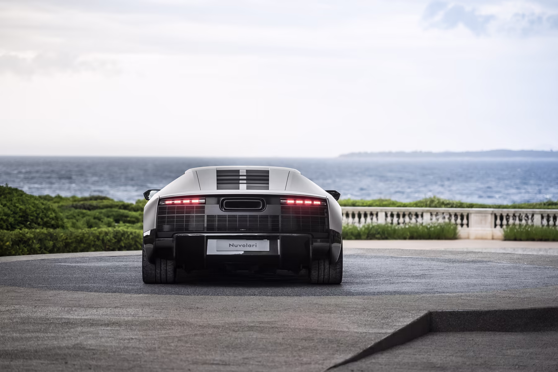 Audi Nuvolari visto de trás com placa Nuvolari e mar ao fundo
