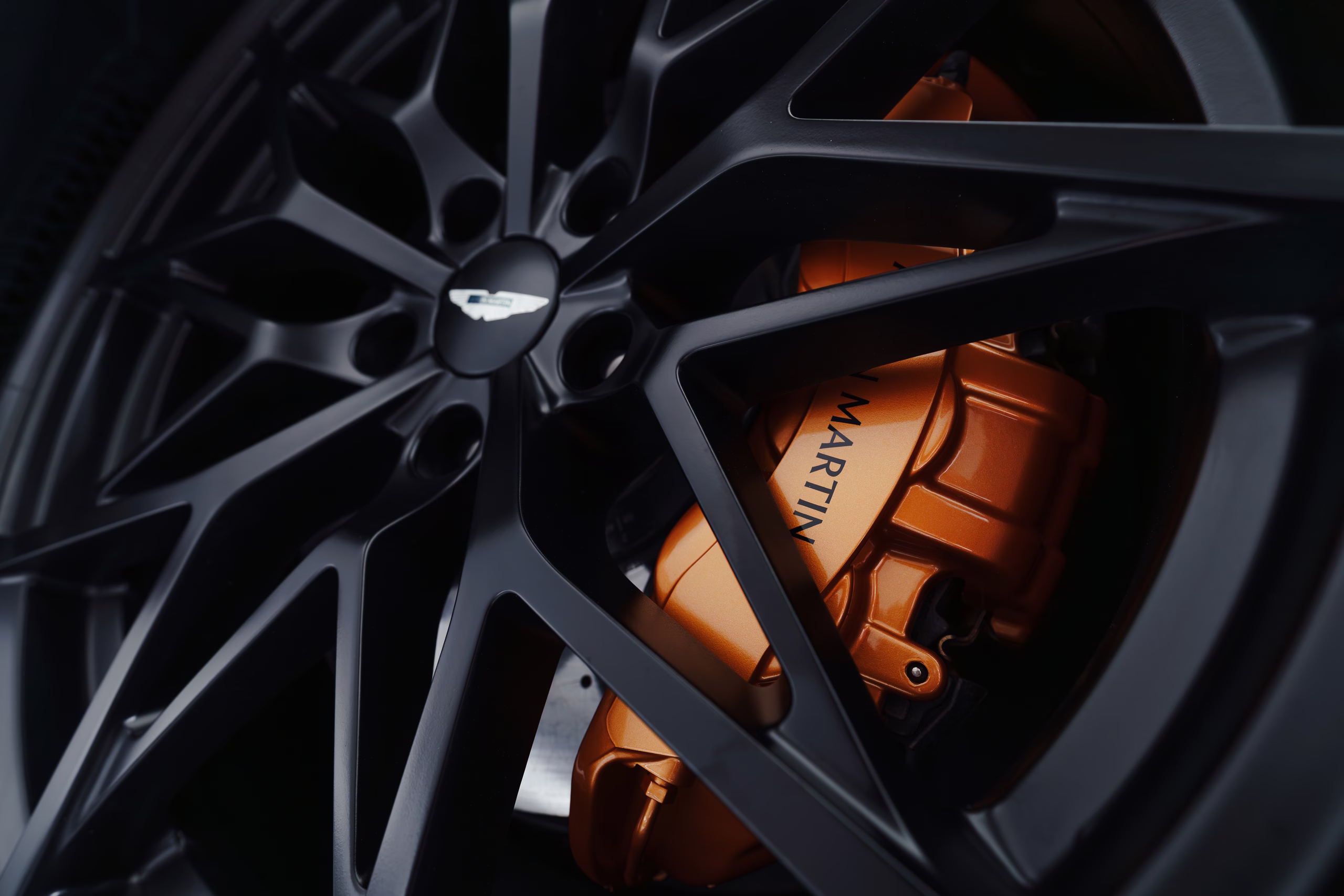 Roda de magnésio e freio dianteiro do Aston Martin Valen