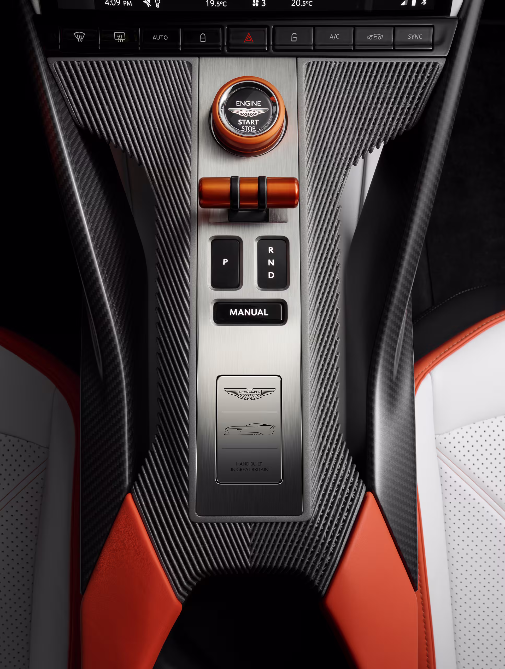 Console do Aston Martin Valen visto verticalmente entre os bancos
