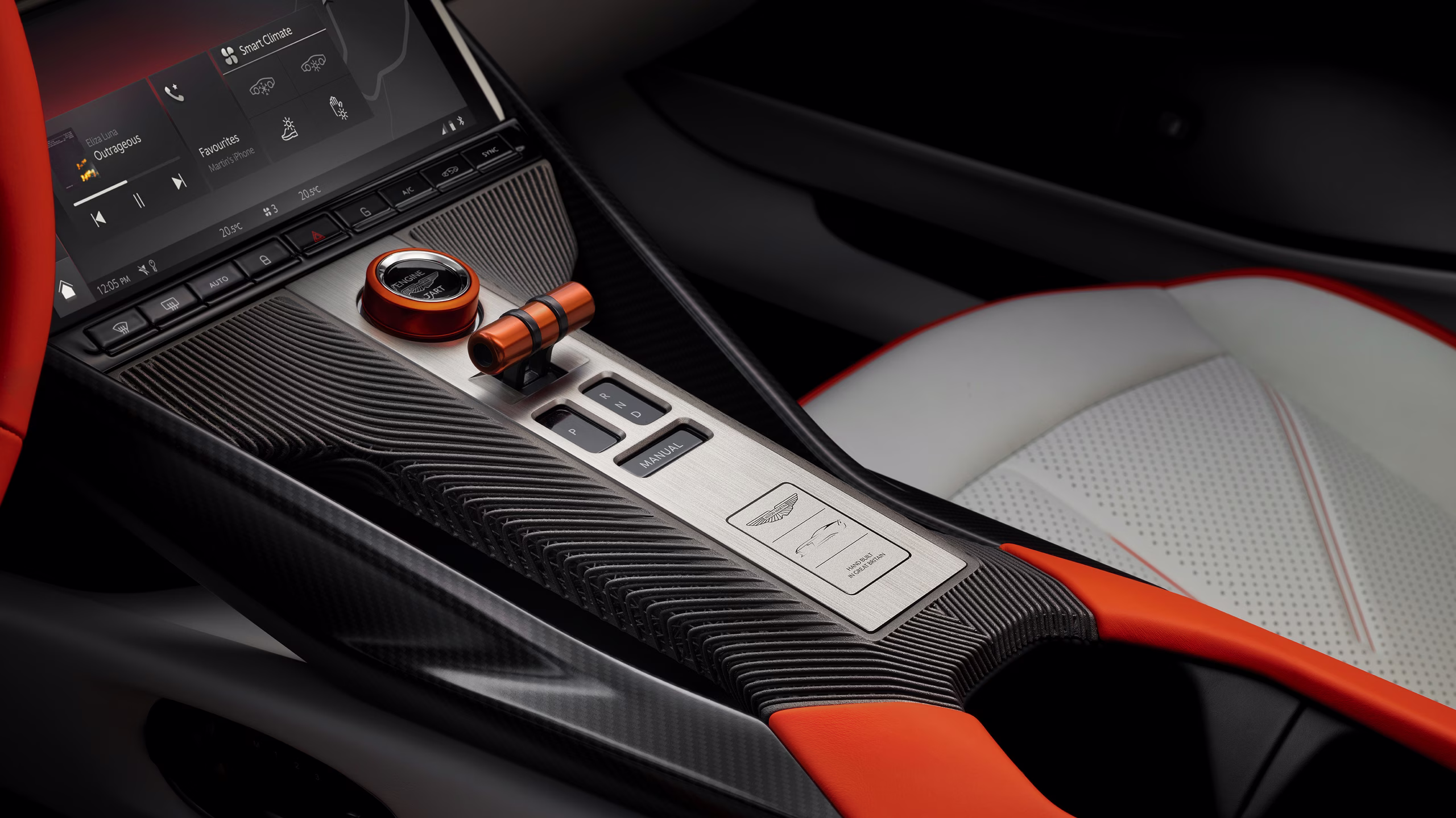 Console central do Aston Martin Valen com fibra de carbono