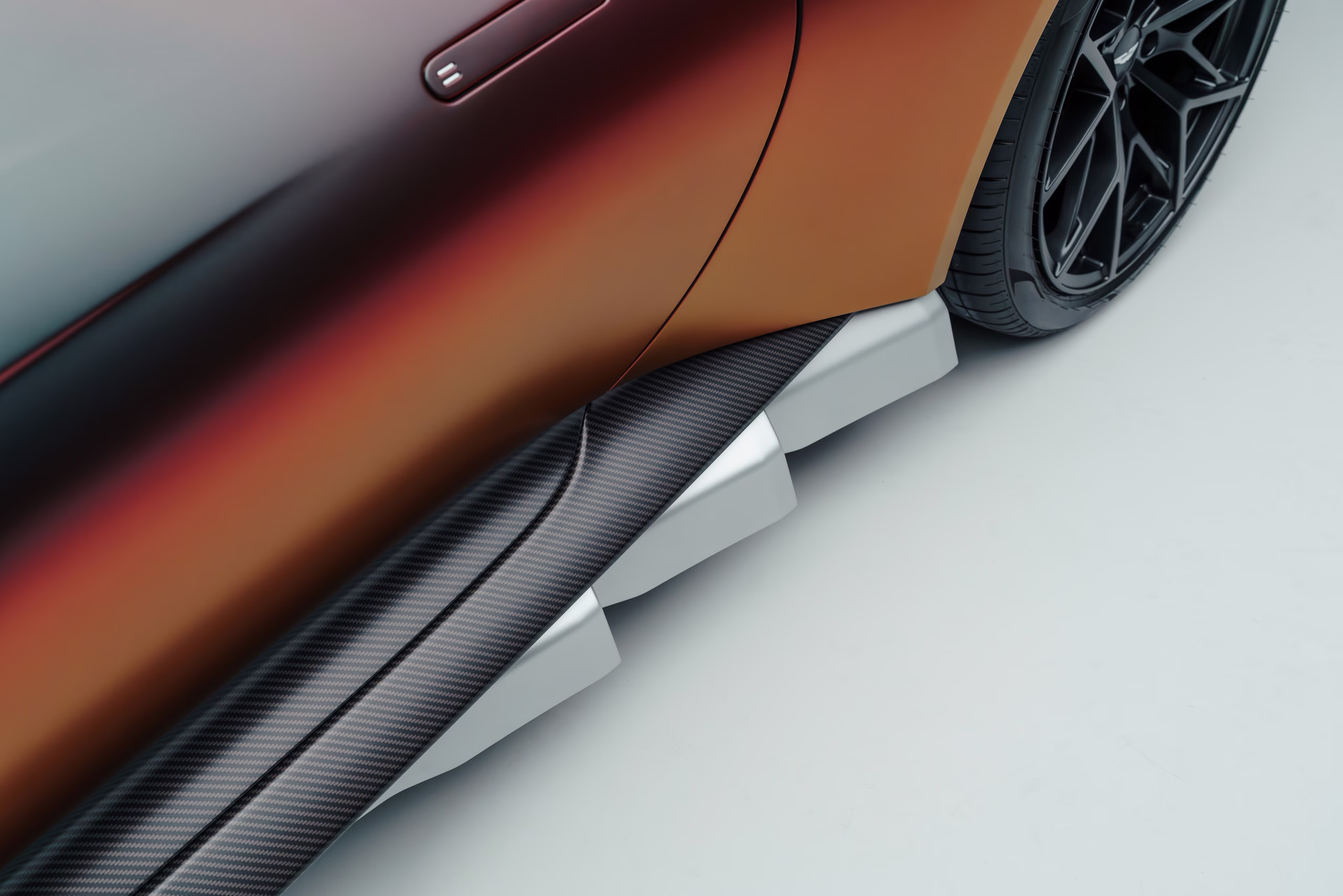 Geradores de vórtice e soleira de carbono do Aston Martin Valen