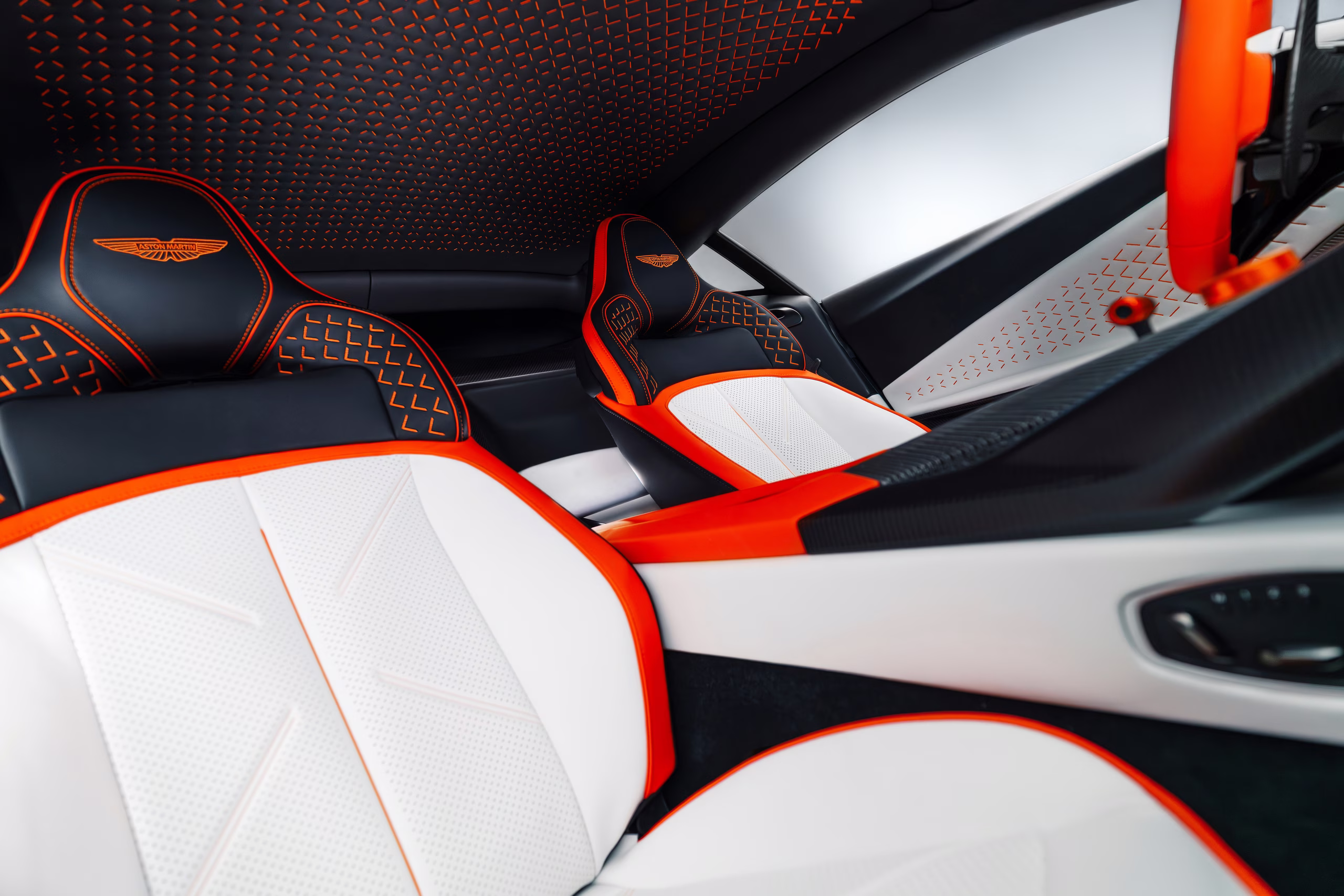 Bancos dianteiros do Aston Martin Valen com acabamento bicolor
