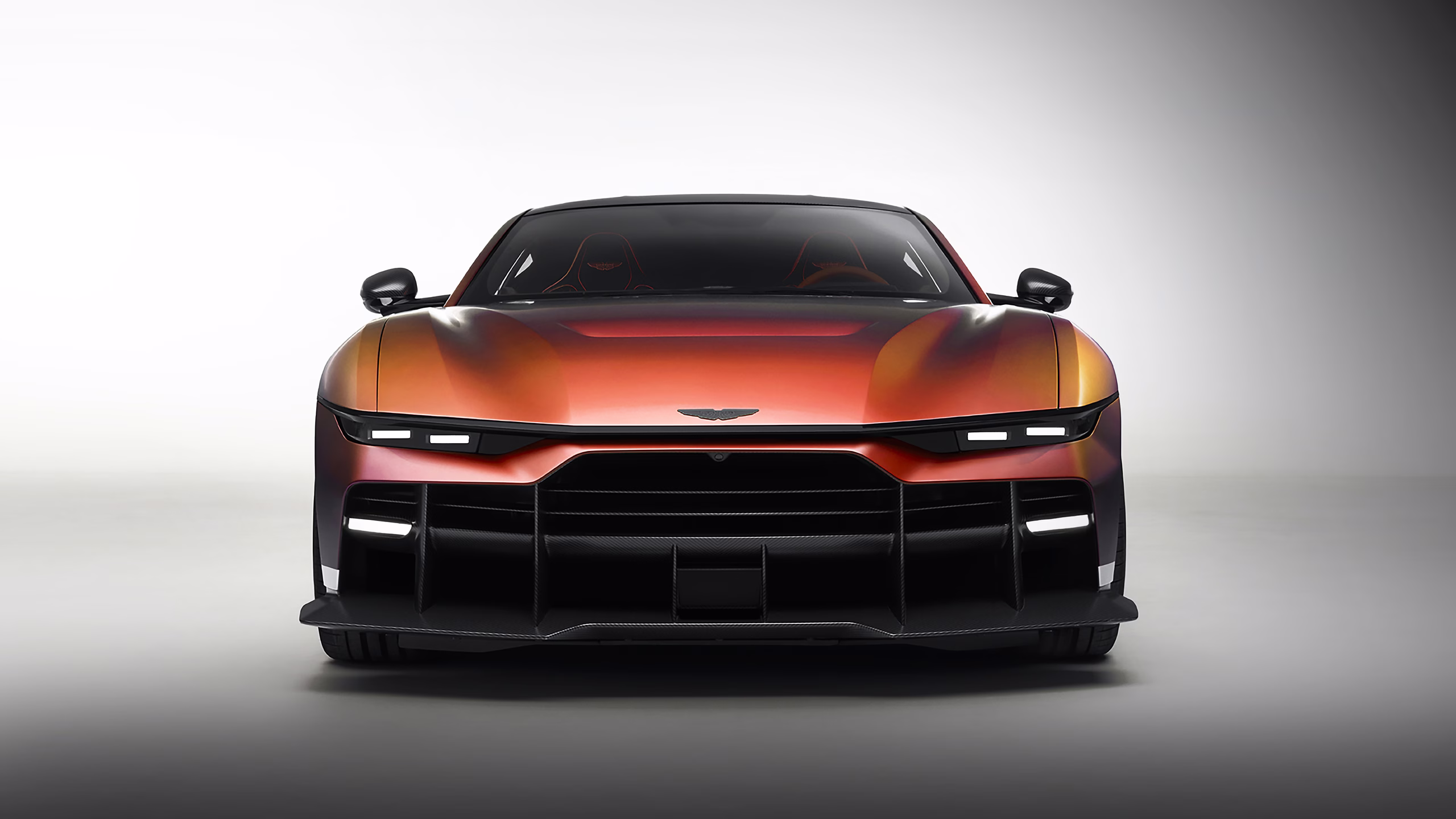 Aston Martin Valen visto de frente em imagem oficial