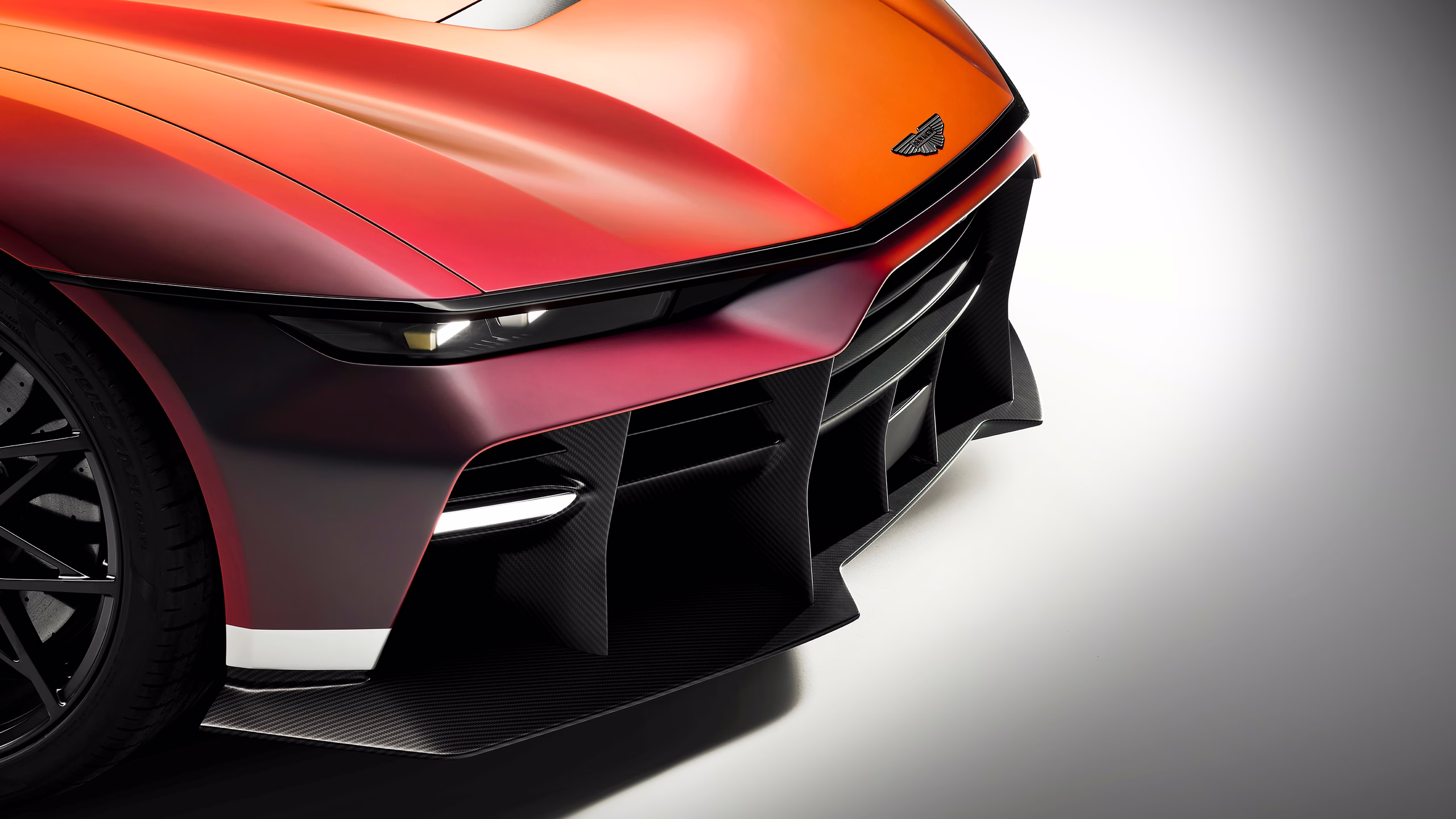 Farol estreito e tomada de ar dianteira do Aston Martin Valen