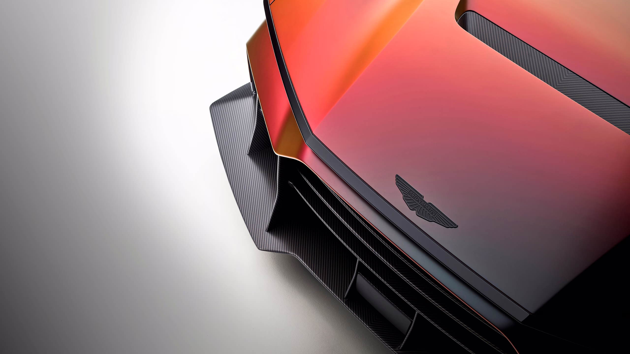 Detalhe do capô e do splitter do Aston Martin Valen