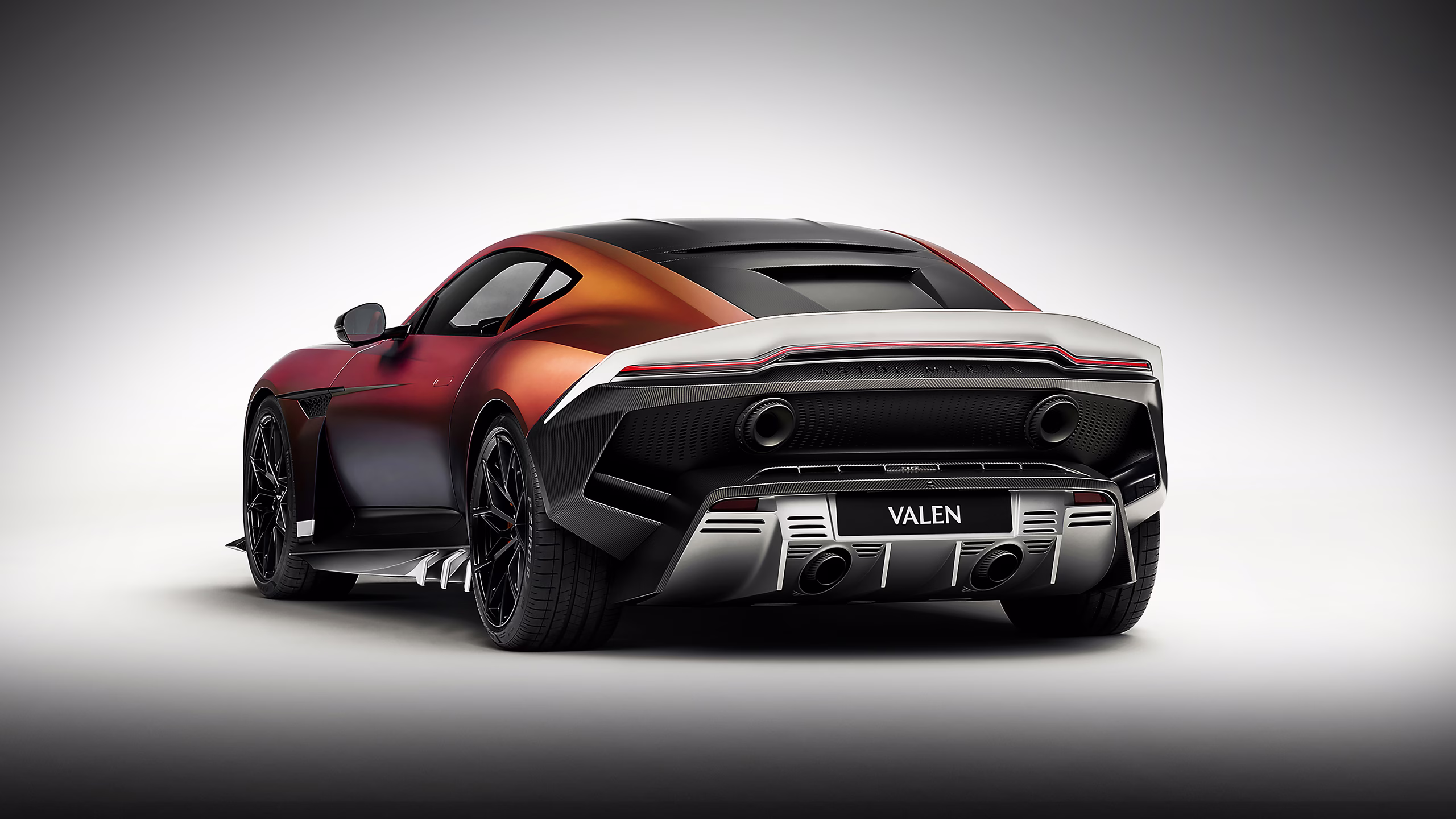 Aston Martin Valen em três quartos traseiros