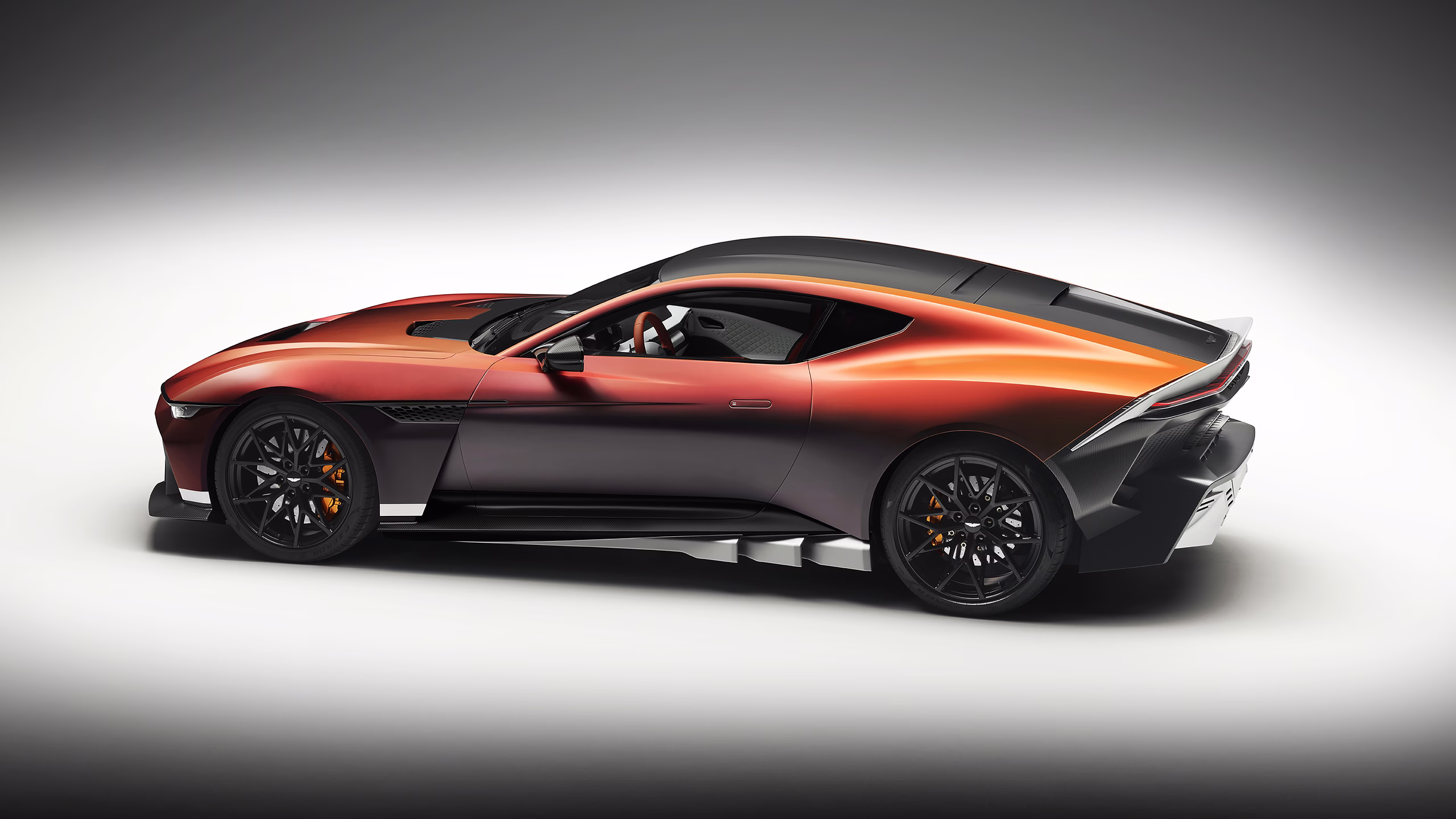 Aston Martin Valen em perfil traseiro lateral
