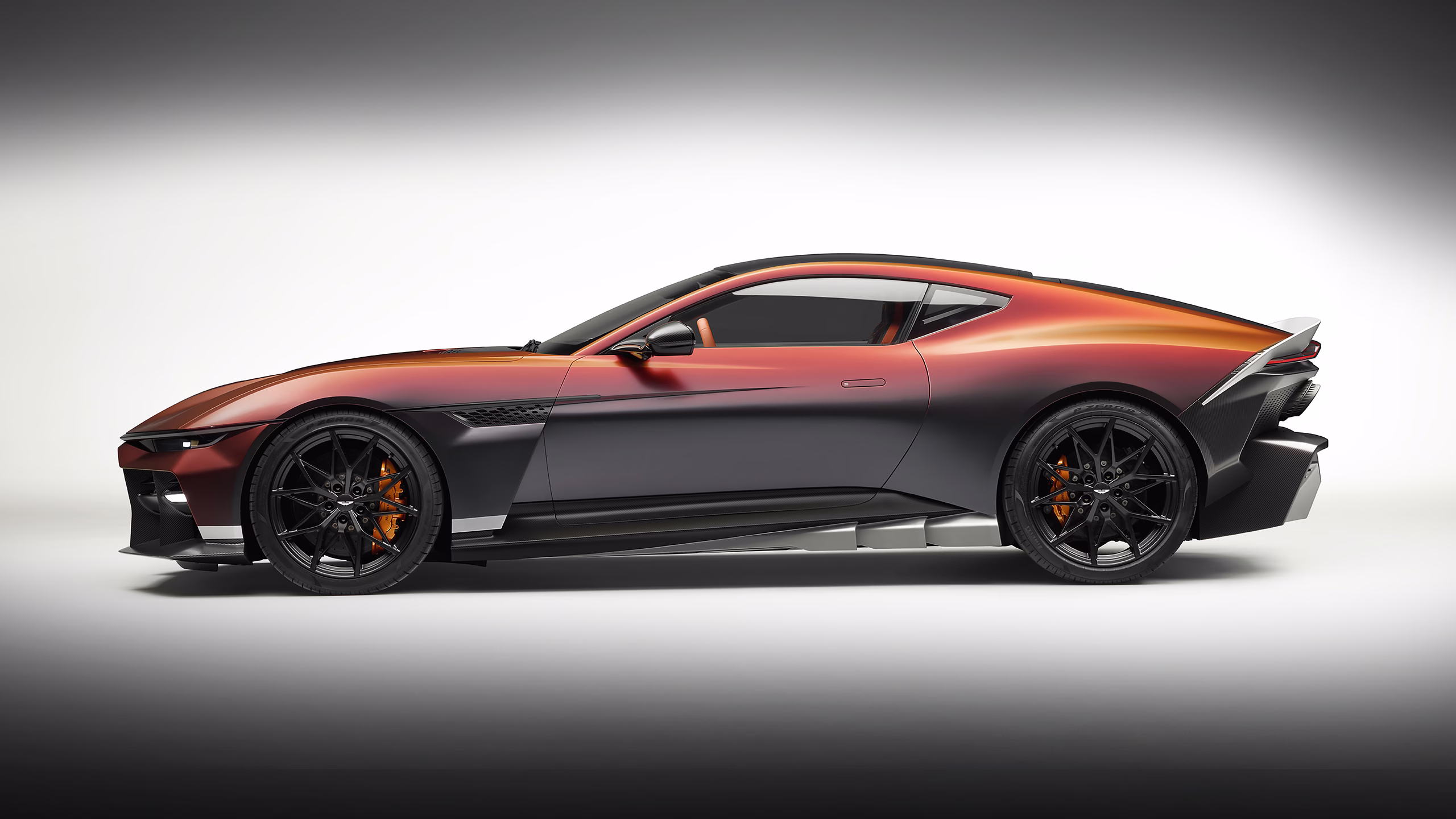 Perfil lateral do Aston Martin Valen com carroceria Satin Andromeda Red