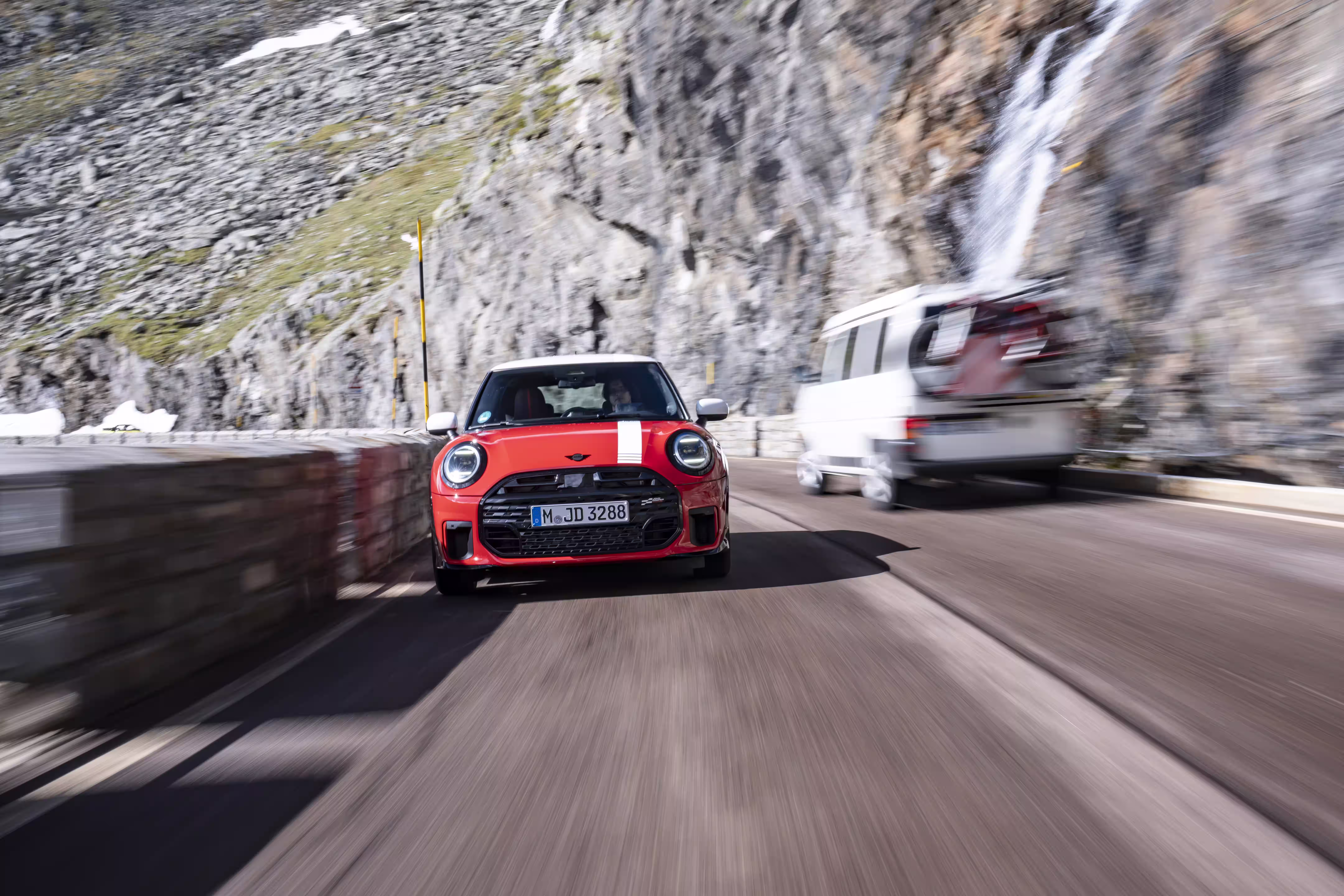 MINI 1965 Victory Edition em curva com montanhas ao fundo