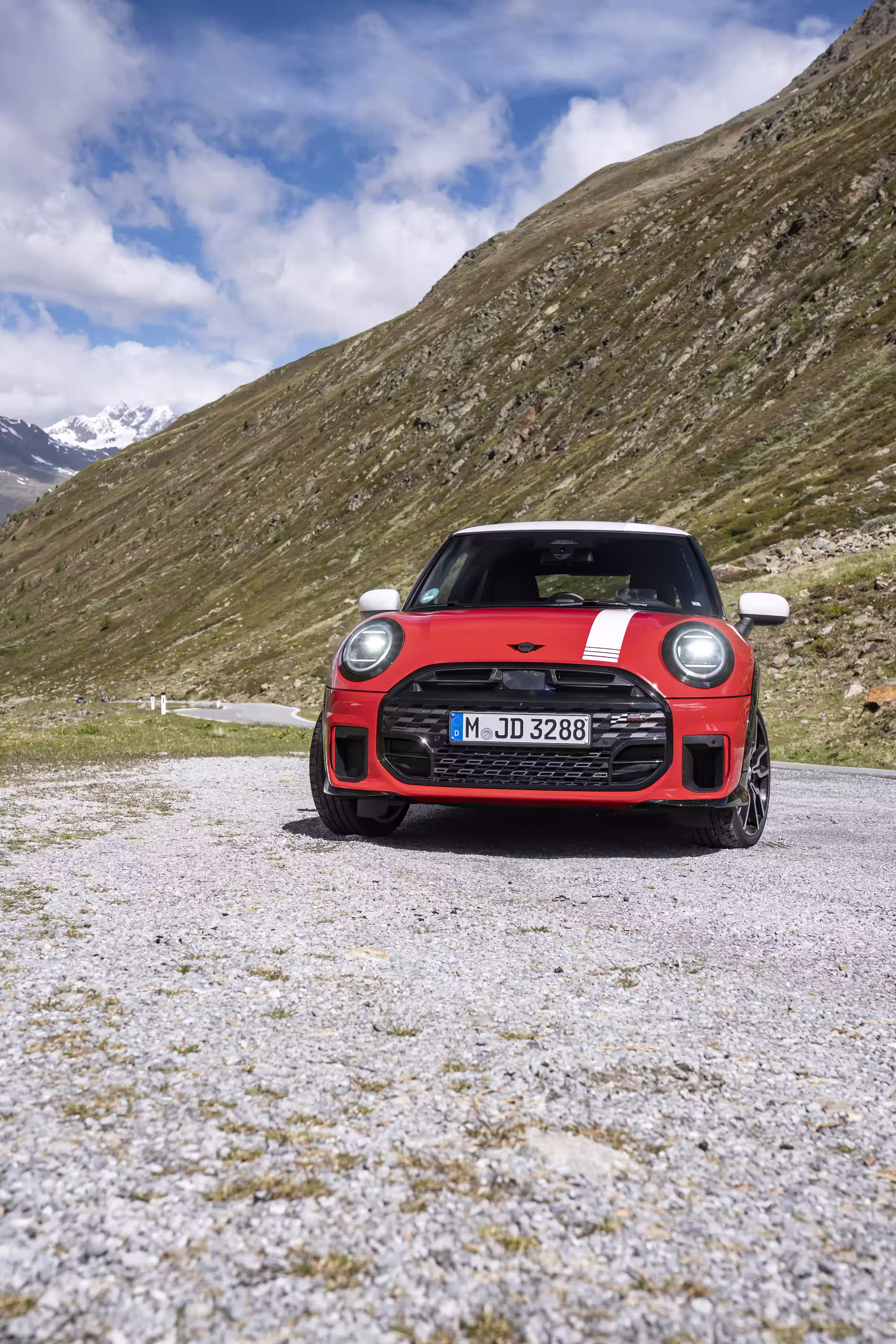 MINI 1965 Victory Edition fotografado de frente em composição vertical