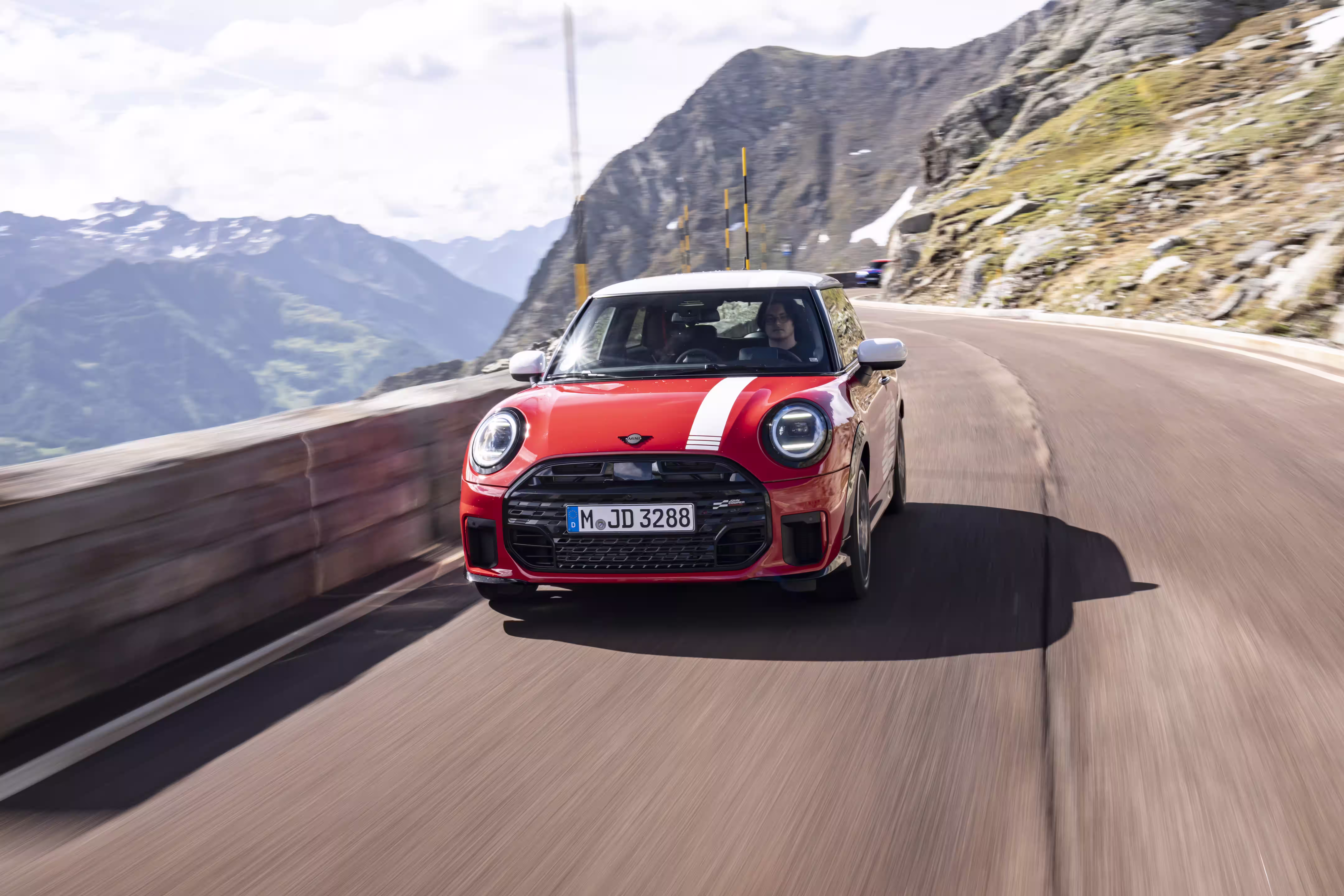 MINI 1965 Victory Edition em movimento com número 52 visível
