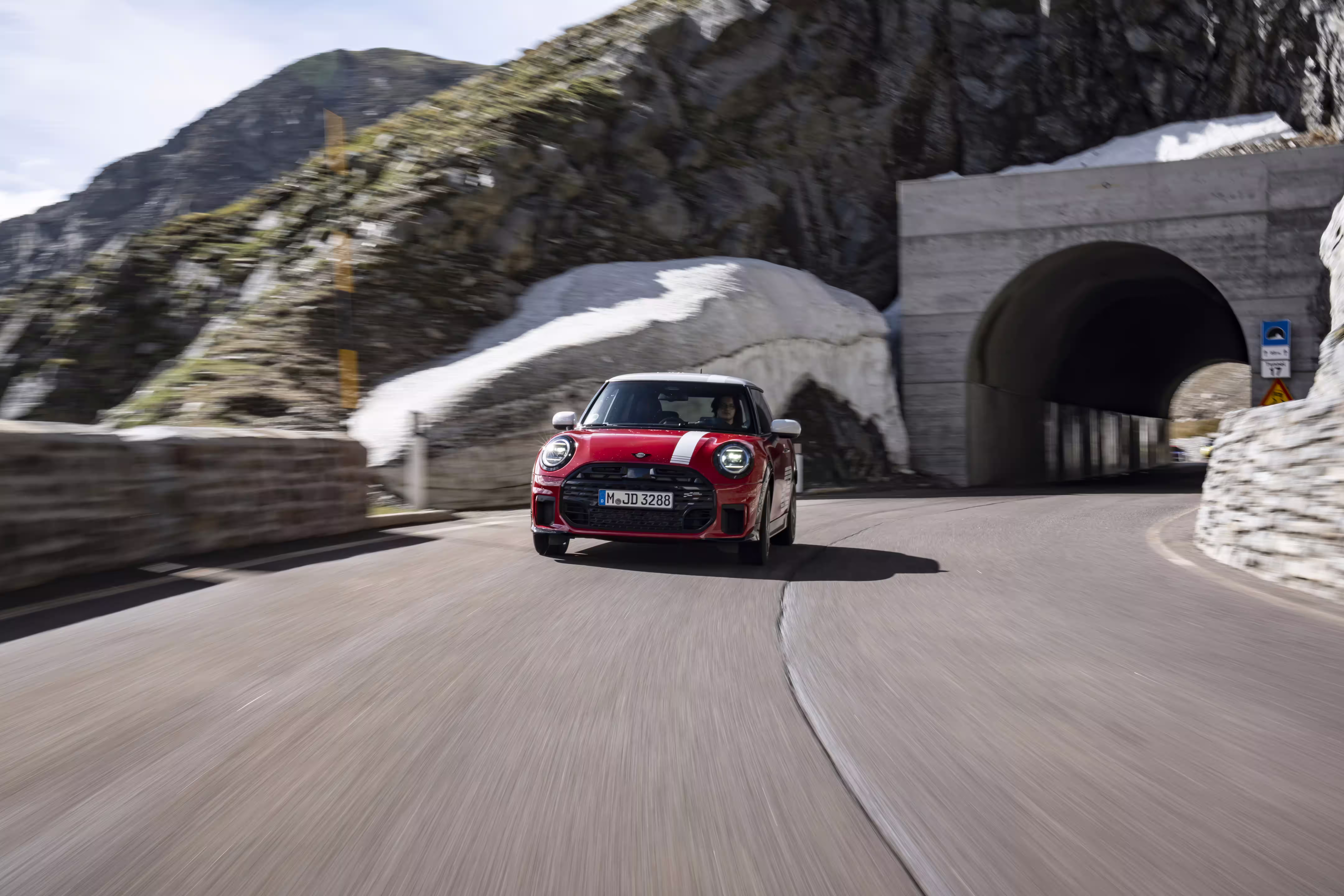 MINI 1965 Victory Edition em movimento visto de frente