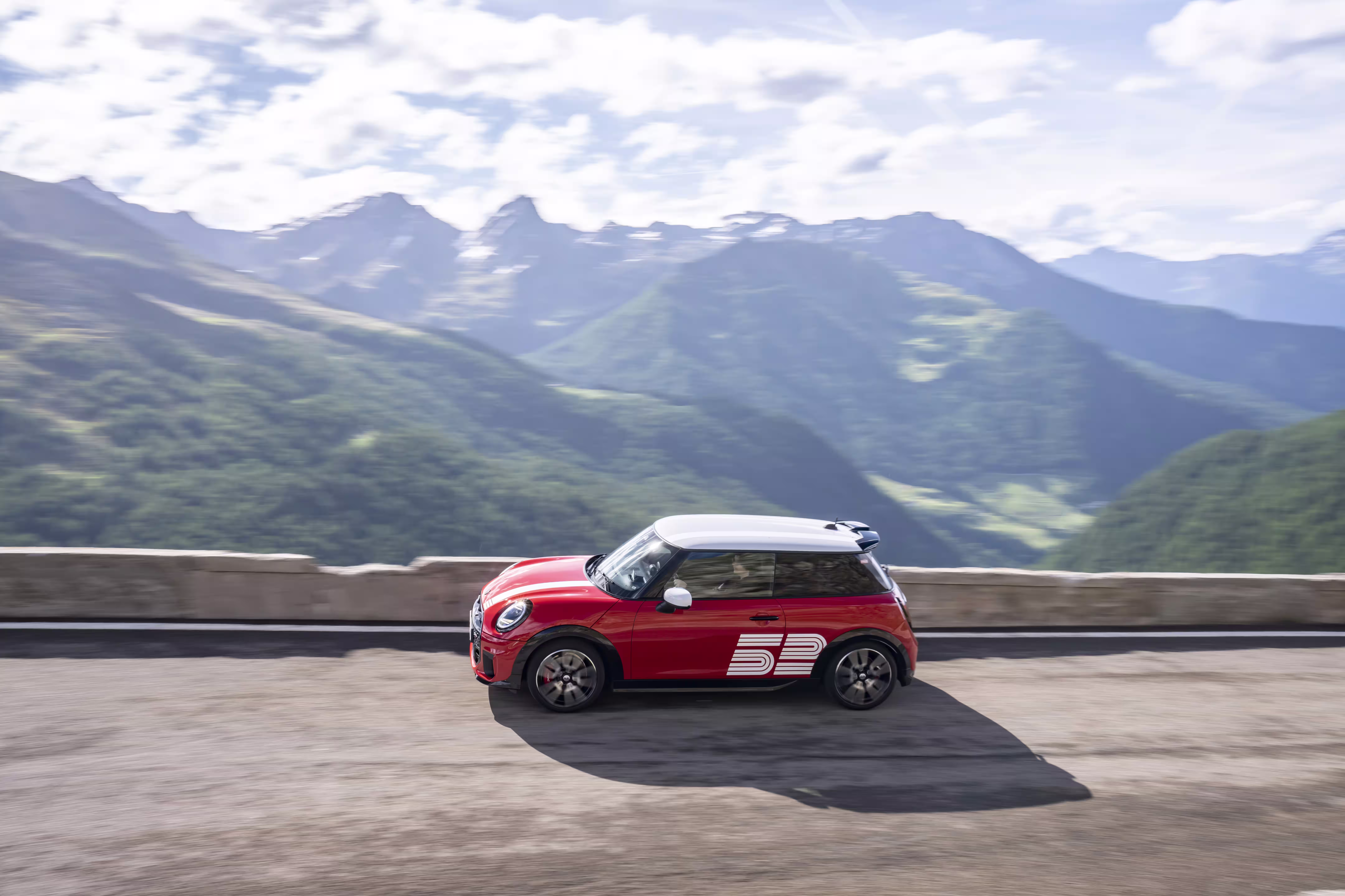 MINI 1965 Victory Edition em perfil sobre estrada de montanha