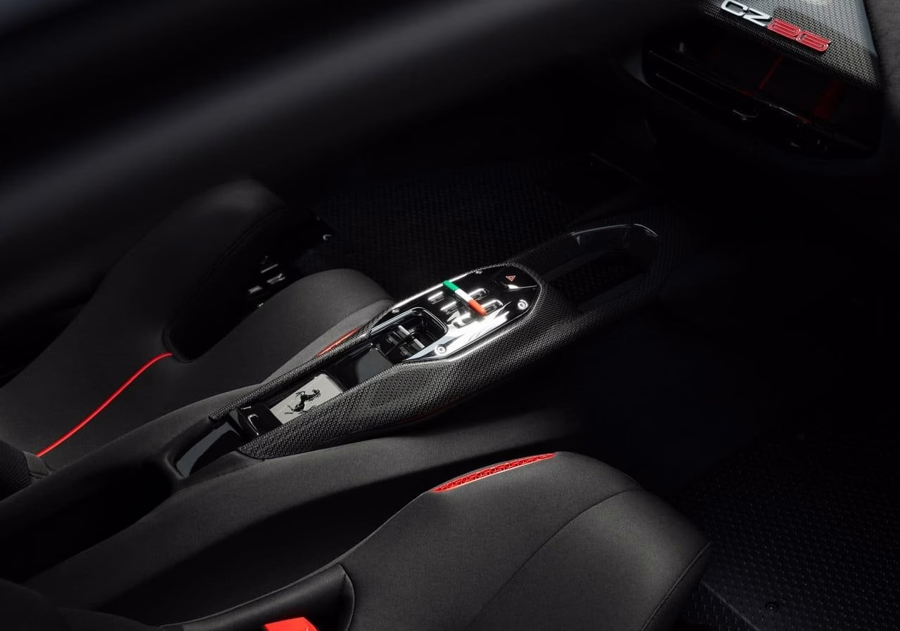 Console central da Ferrari CZ26 com fibra de carbono