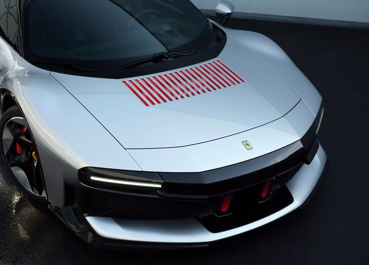 Capô e dianteira da Ferrari CZ26 com detalhes Rosso Lampante
