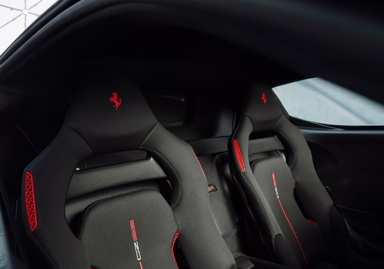 Bancos da Ferrari CZ26 em tecido técnico preto e detalhes vermelhos