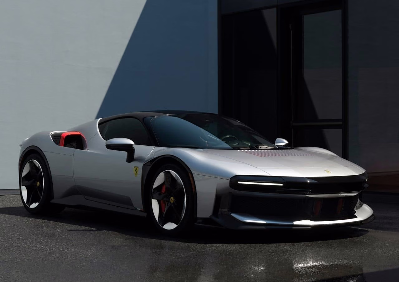 Ferrari CZ26 em vista baixa de três quartos dianteiros
