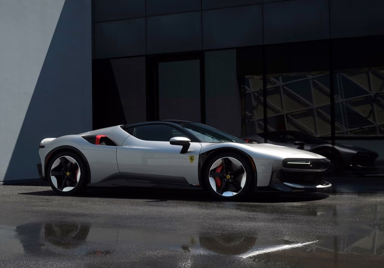 Ferrari CZ26 vista de lado e de frente sobre piso molhado