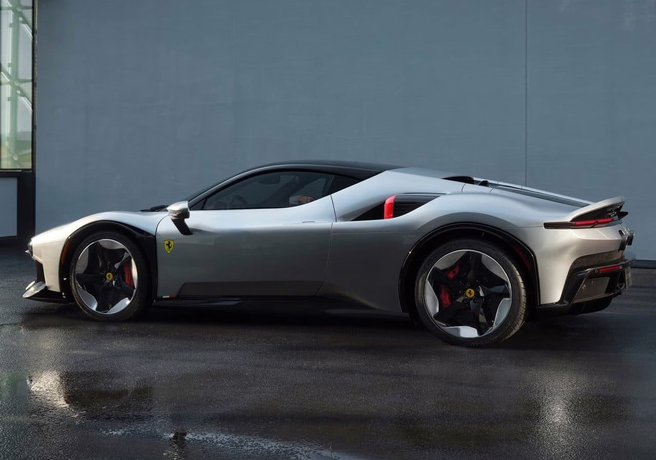 Ferrari CZ26 vista em três quartos traseiros
