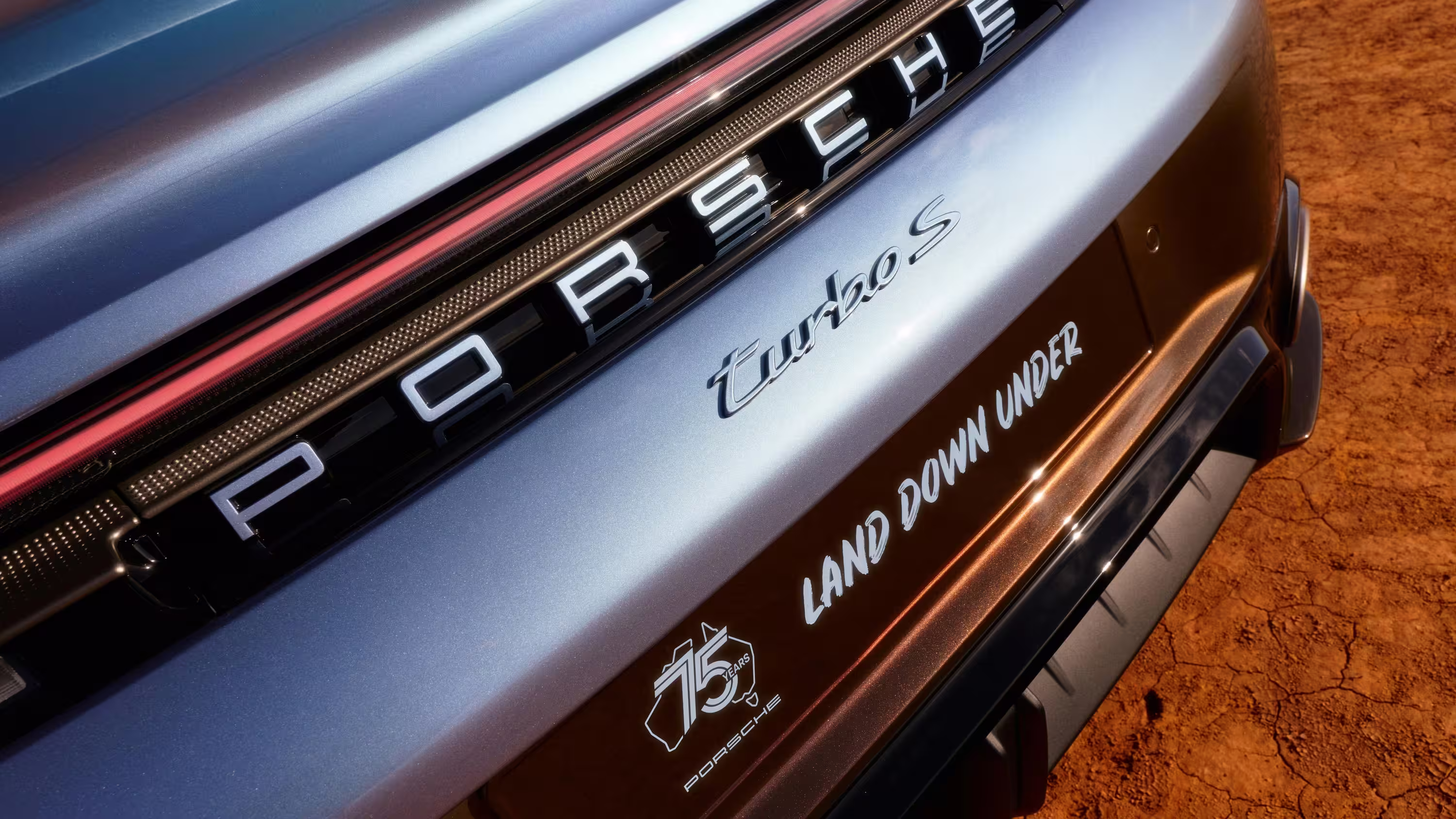 Inscrição Land Down Under na traseira do Porsche 911 Turbo S