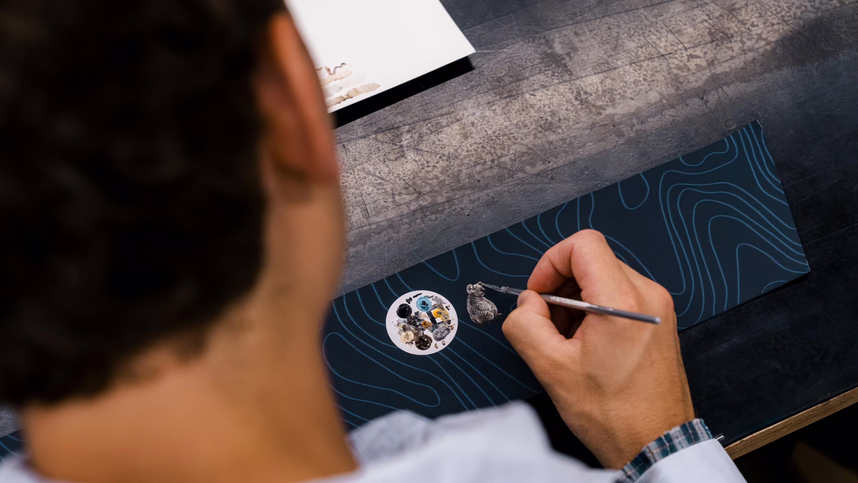 Artista pintando detalhe do Porsche 911 Turbo S Land Down Under