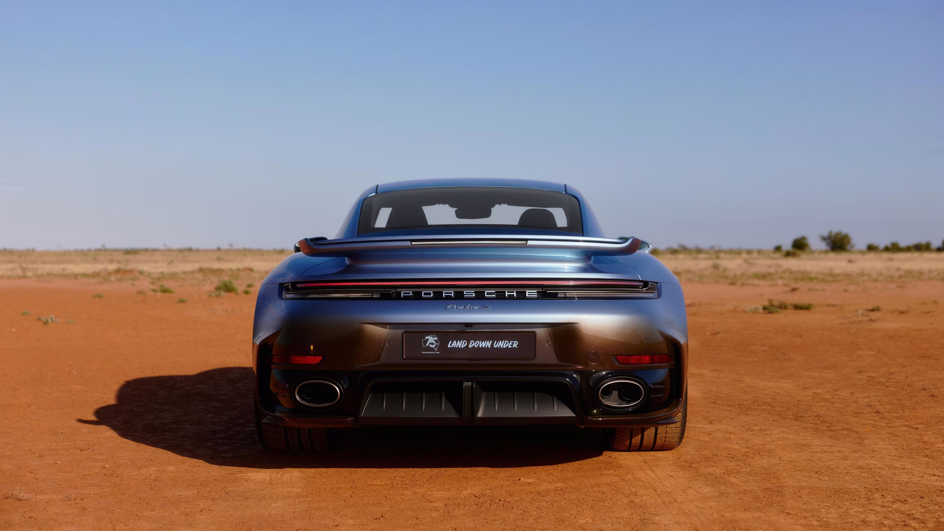 Traseira do Porsche 911 Turbo S Land Down Under no deserto