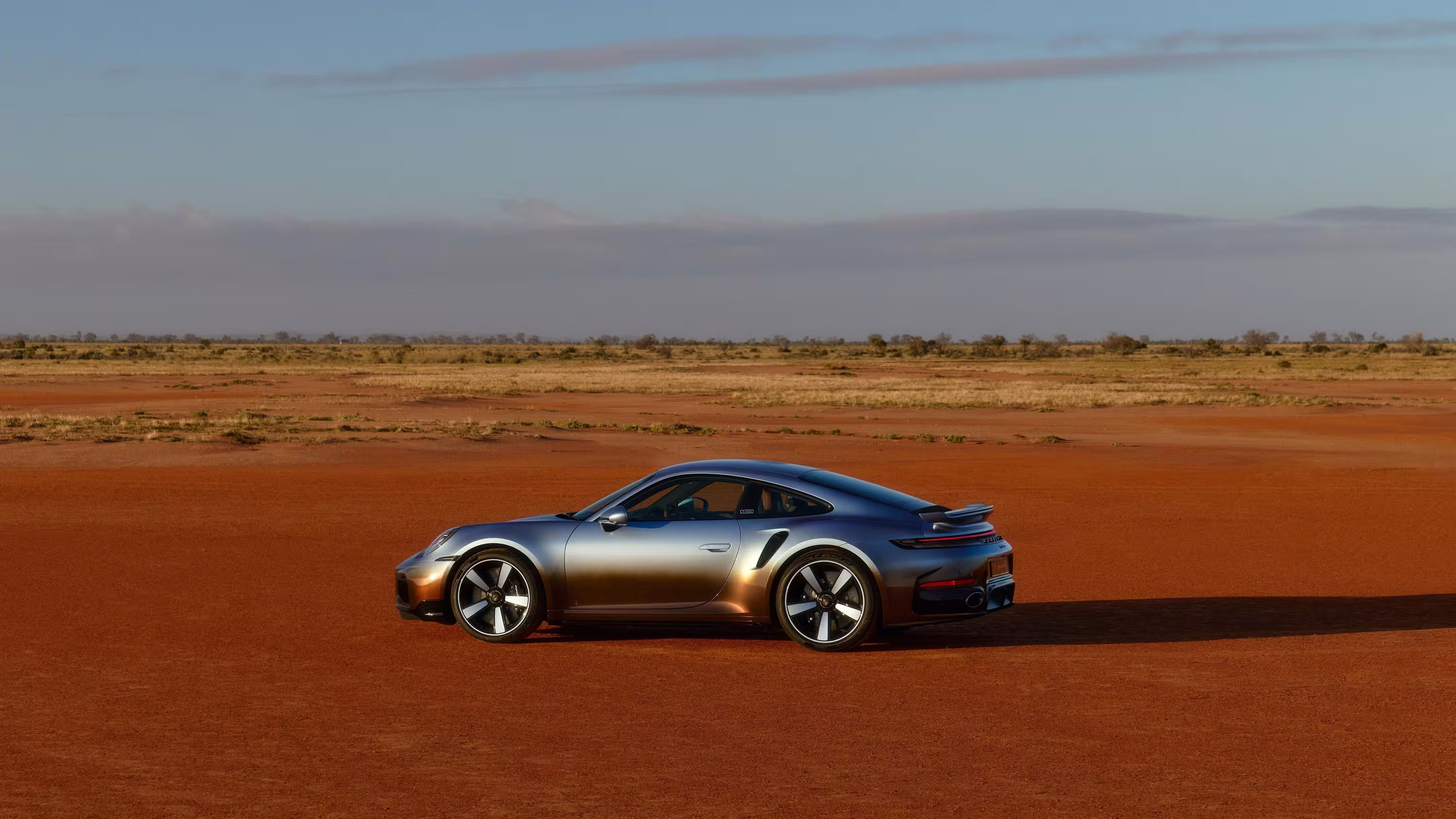 Perfil do Porsche 911 Turbo S Land Down Under sobre o terreno alaranjado