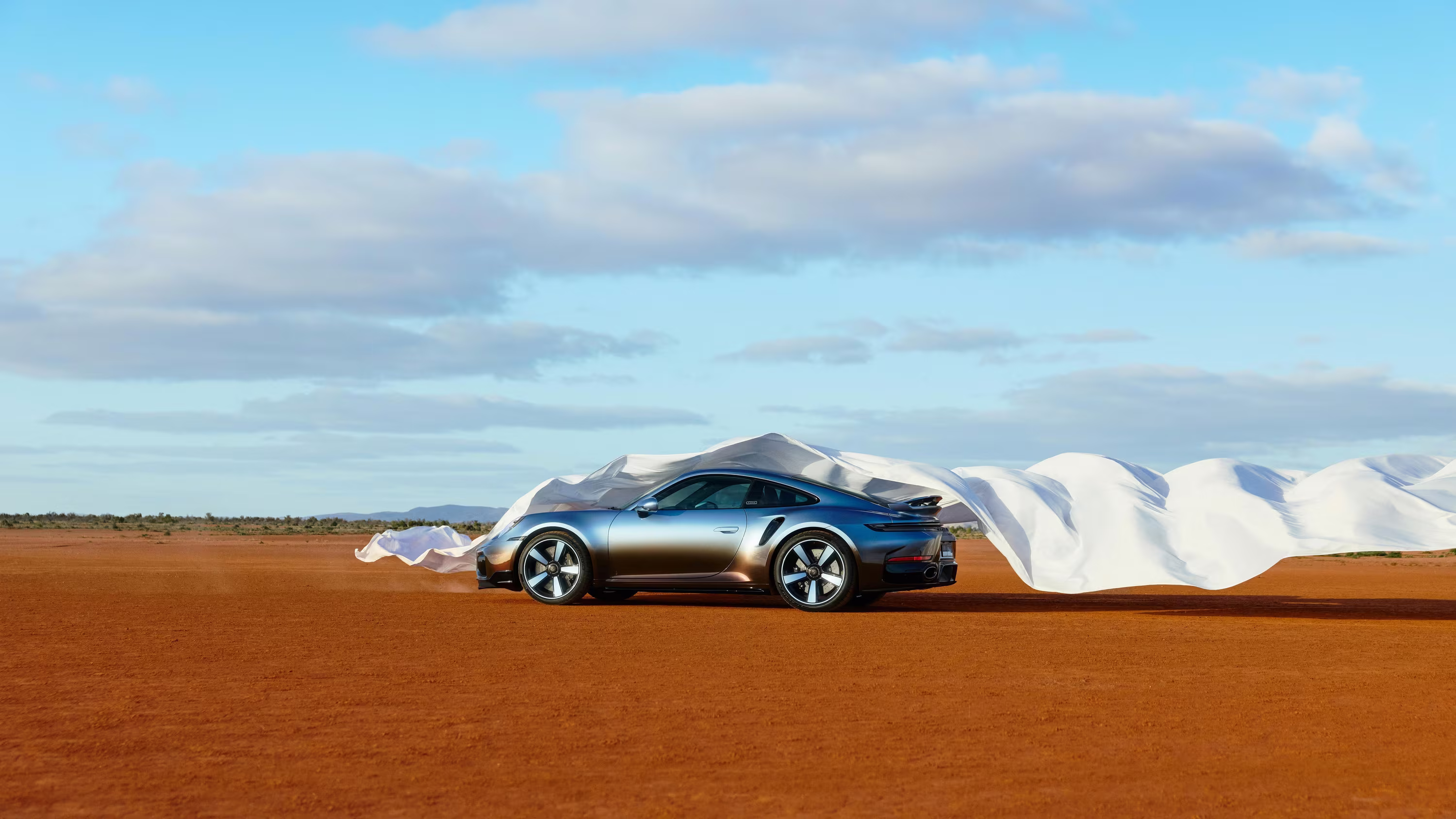 Porsche 911 Turbo S Land Down Under ao lado de instalação artística branca