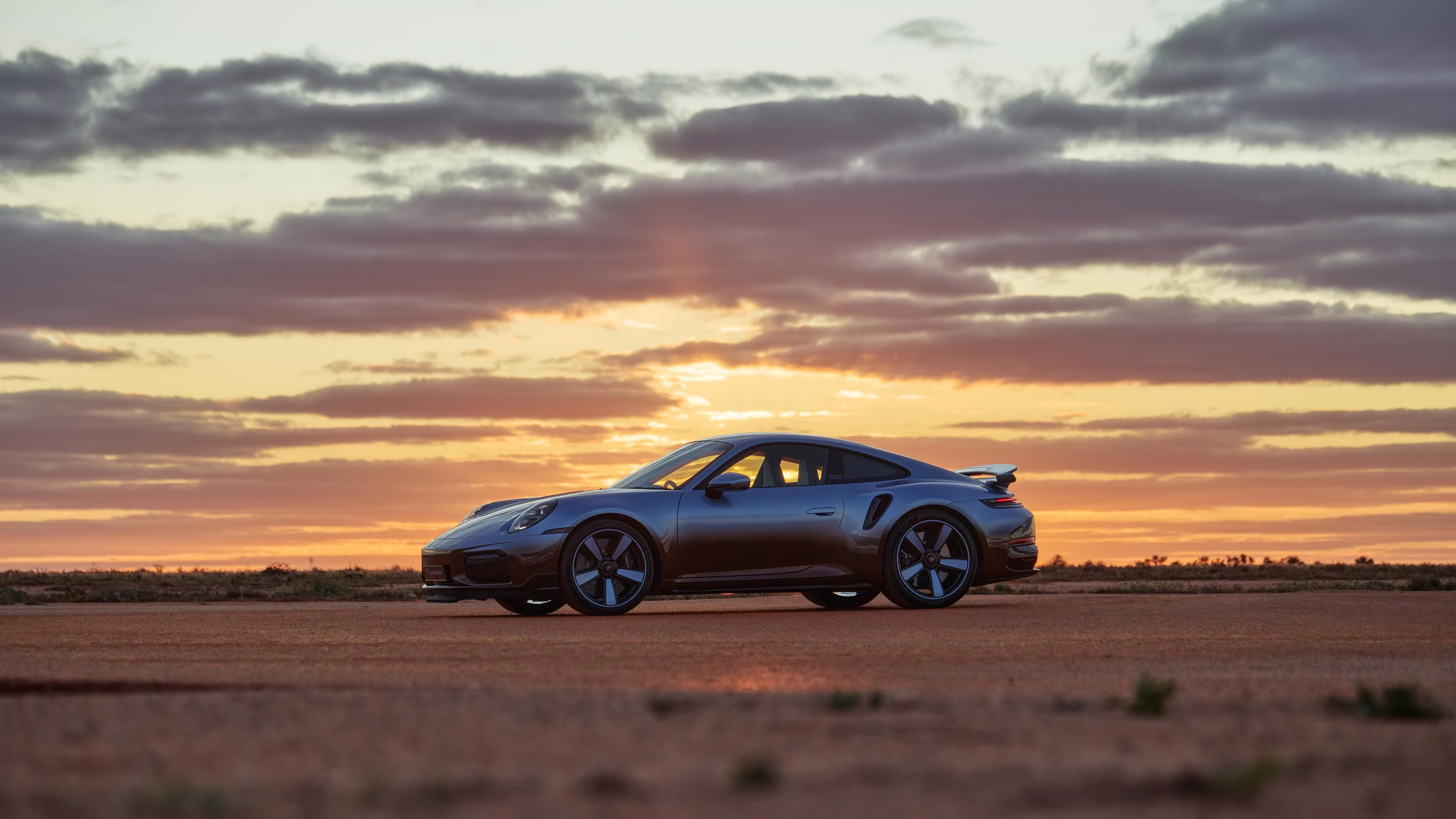 Porsche 911 Turbo S Land Down Under em perfil durante o pôr do sol