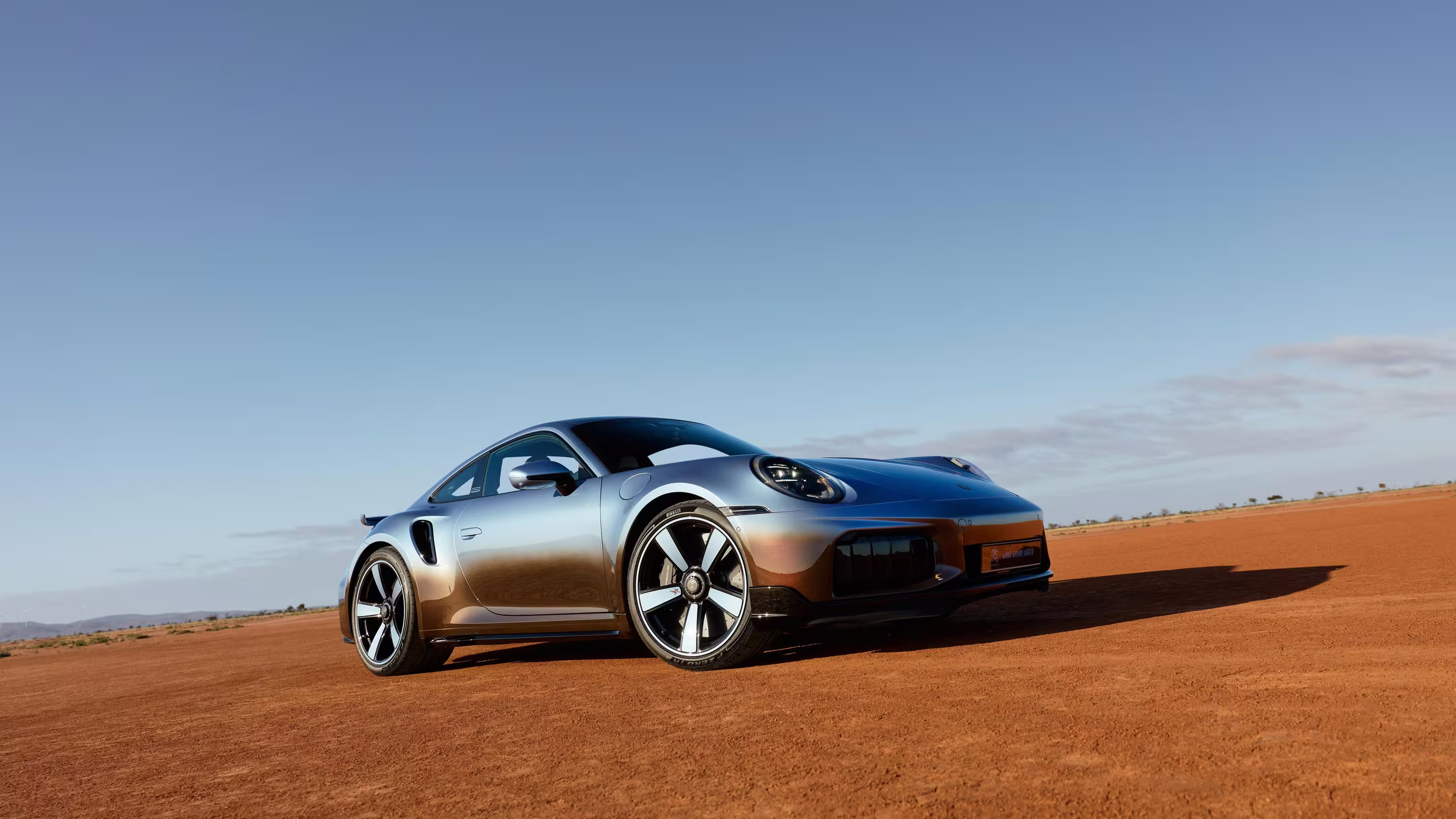 Porsche 911 Turbo S Land Down Under em ângulo baixo no deserto