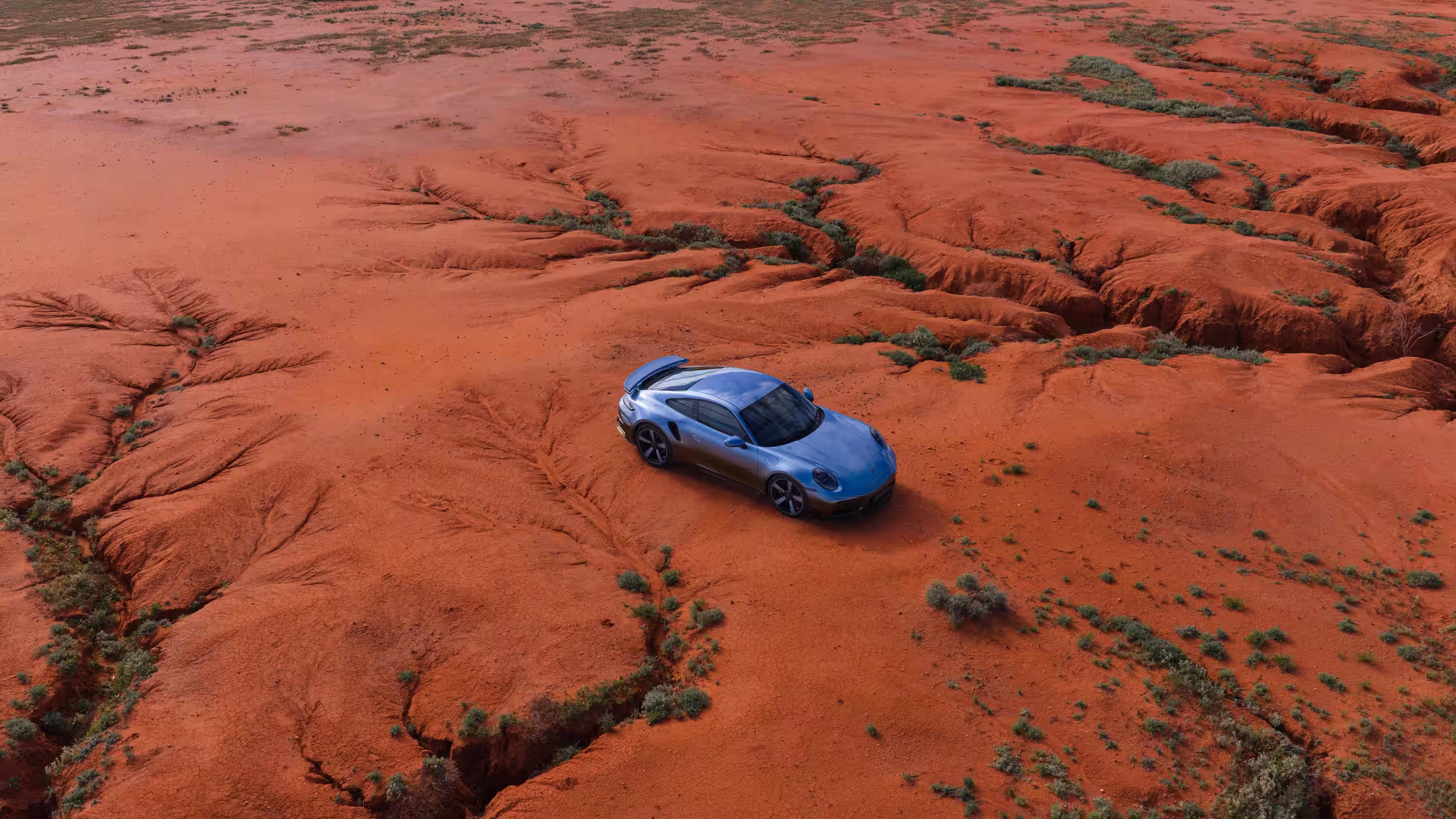Porsche 911 Turbo S Land Down Under em vista superior dianteira no deserto
