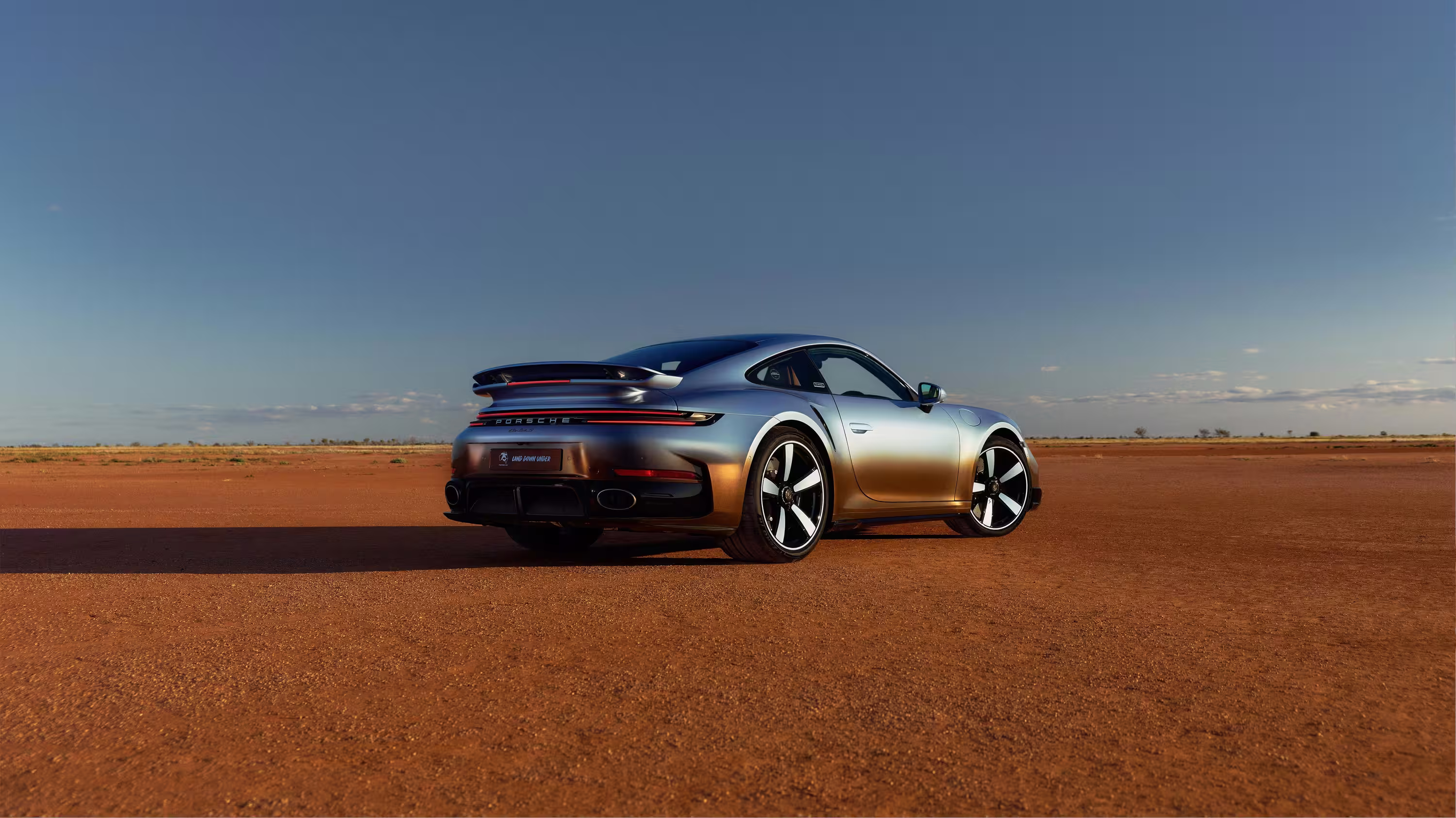 Porsche 911 Turbo S Land Down Under visto pela lateral traseira