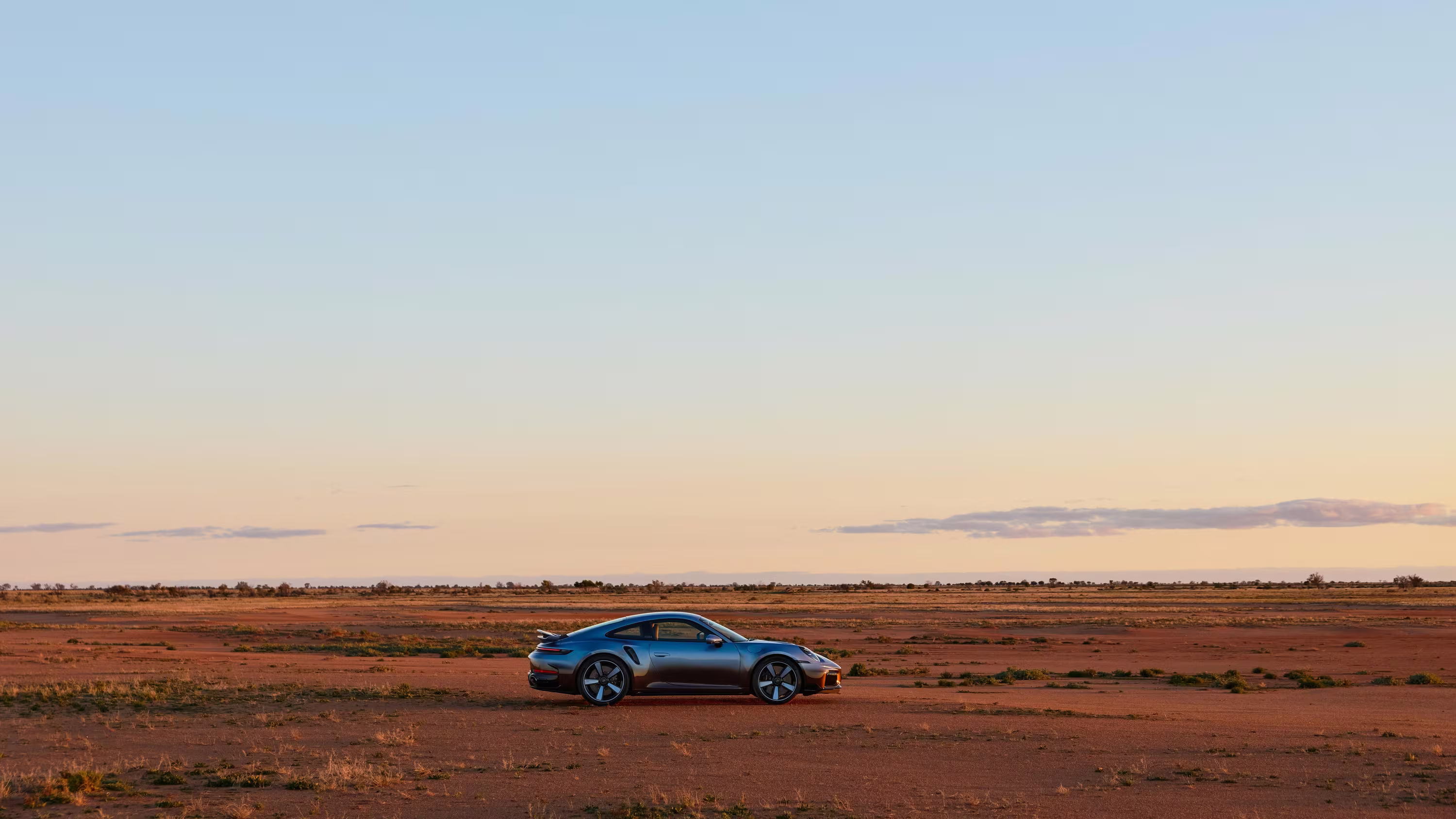 Porsche 911 Turbo S Land Down Under distante na paisagem australiana