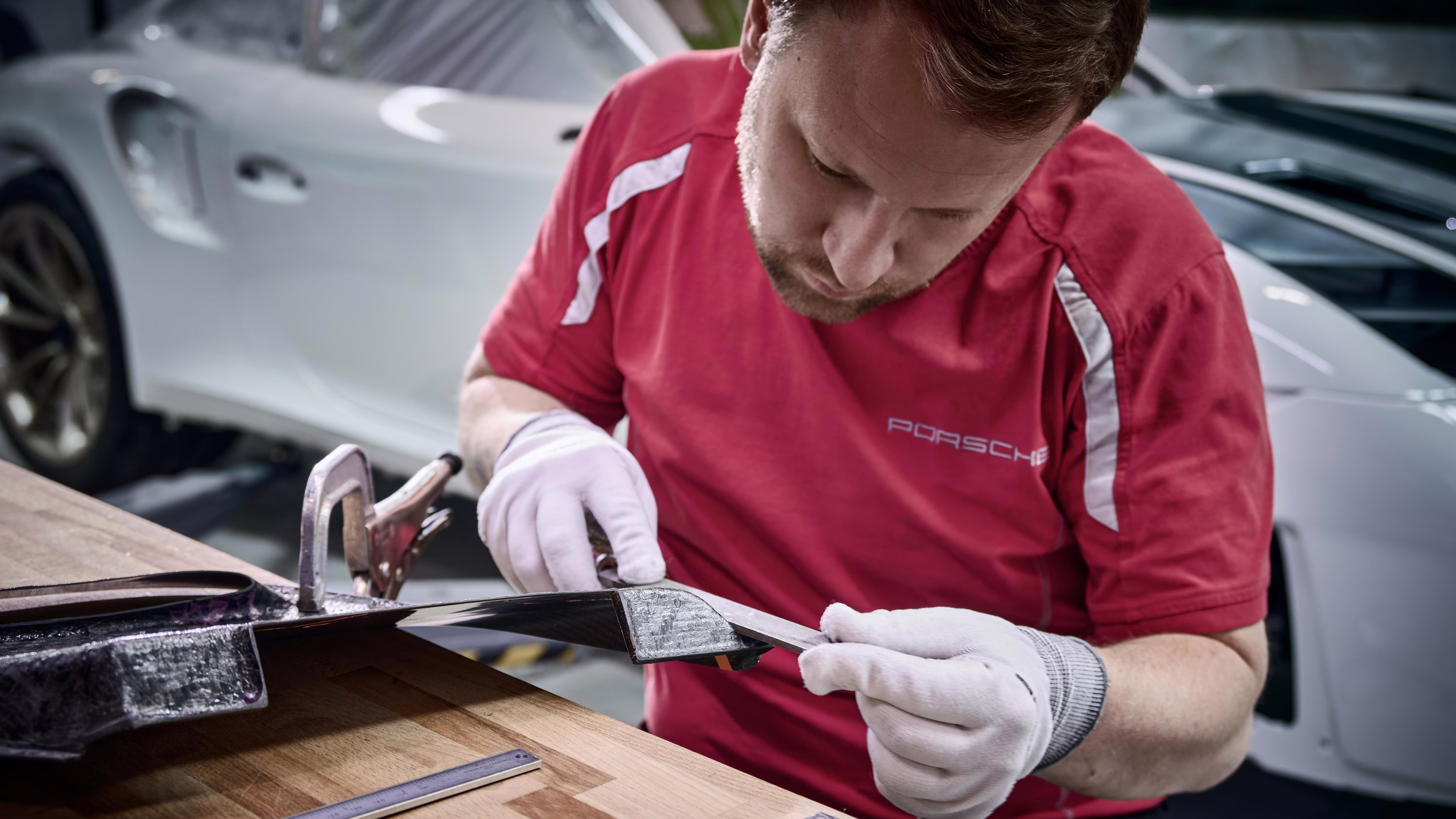 Artesão trabalha em componente do Porsche Flachbau RS
