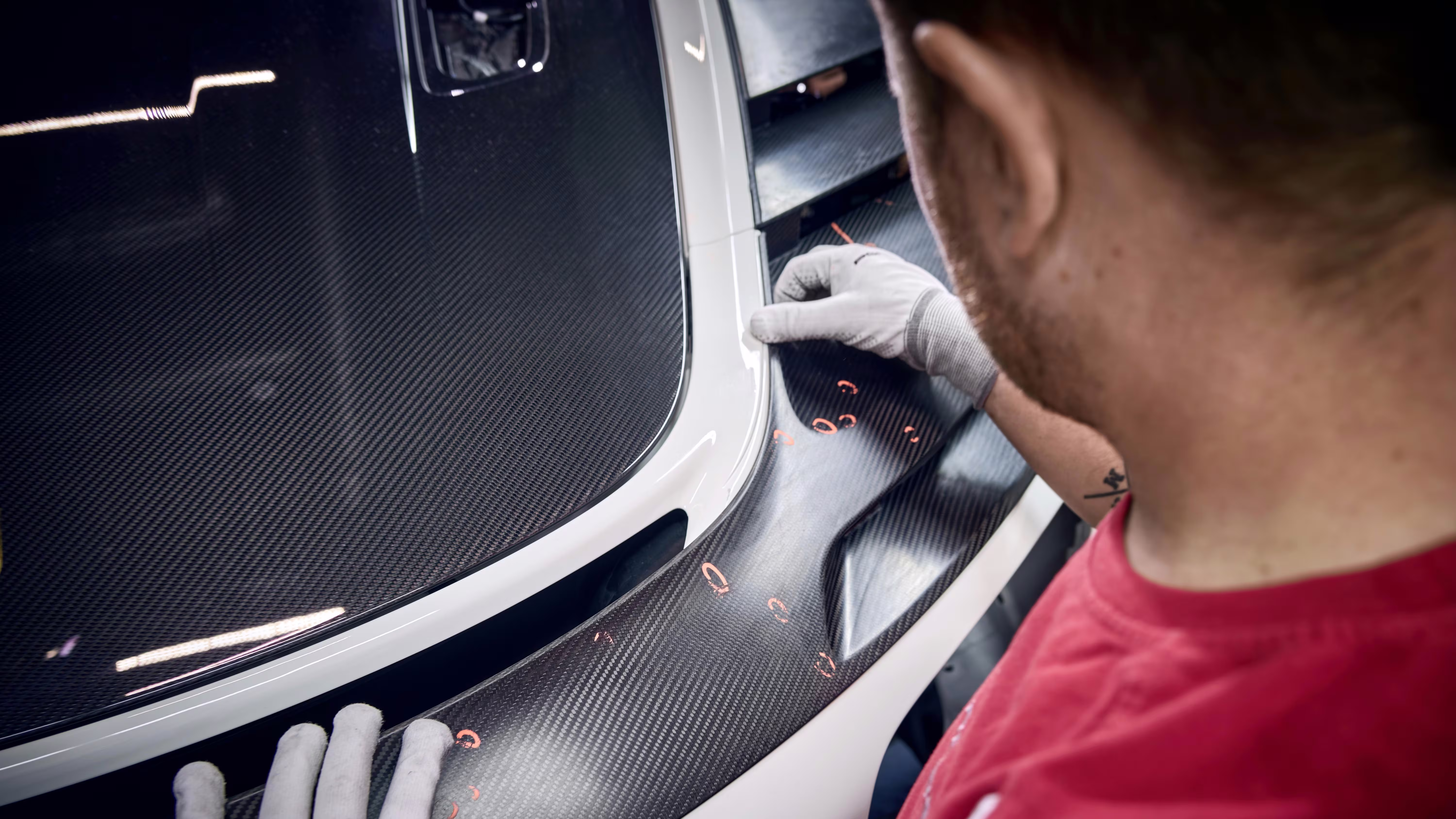 Técnico trabalha no painel de carbono do Porsche Flachbau RS