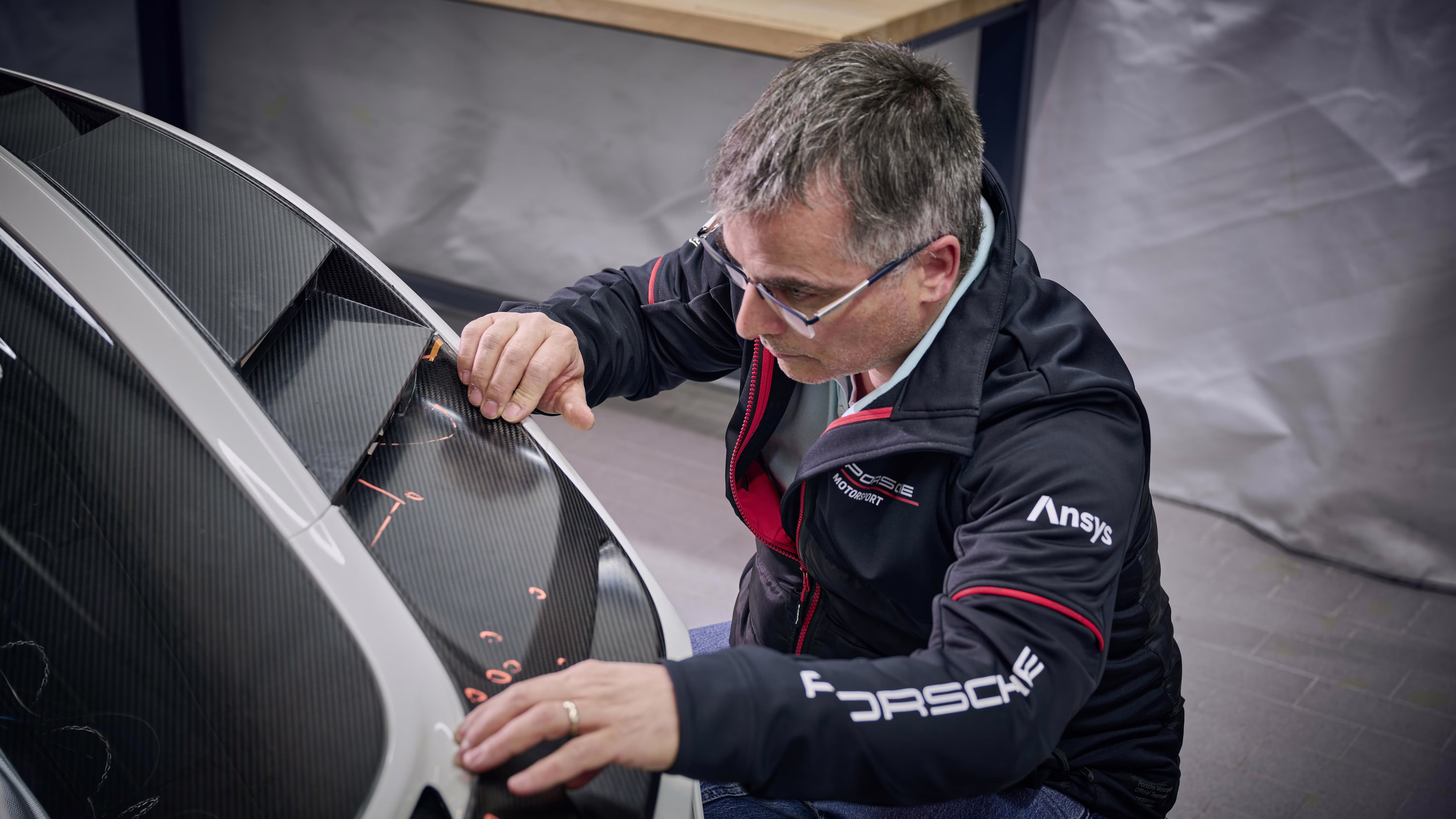 Técnico confere acabamento da carroceria do Porsche Flachbau RS