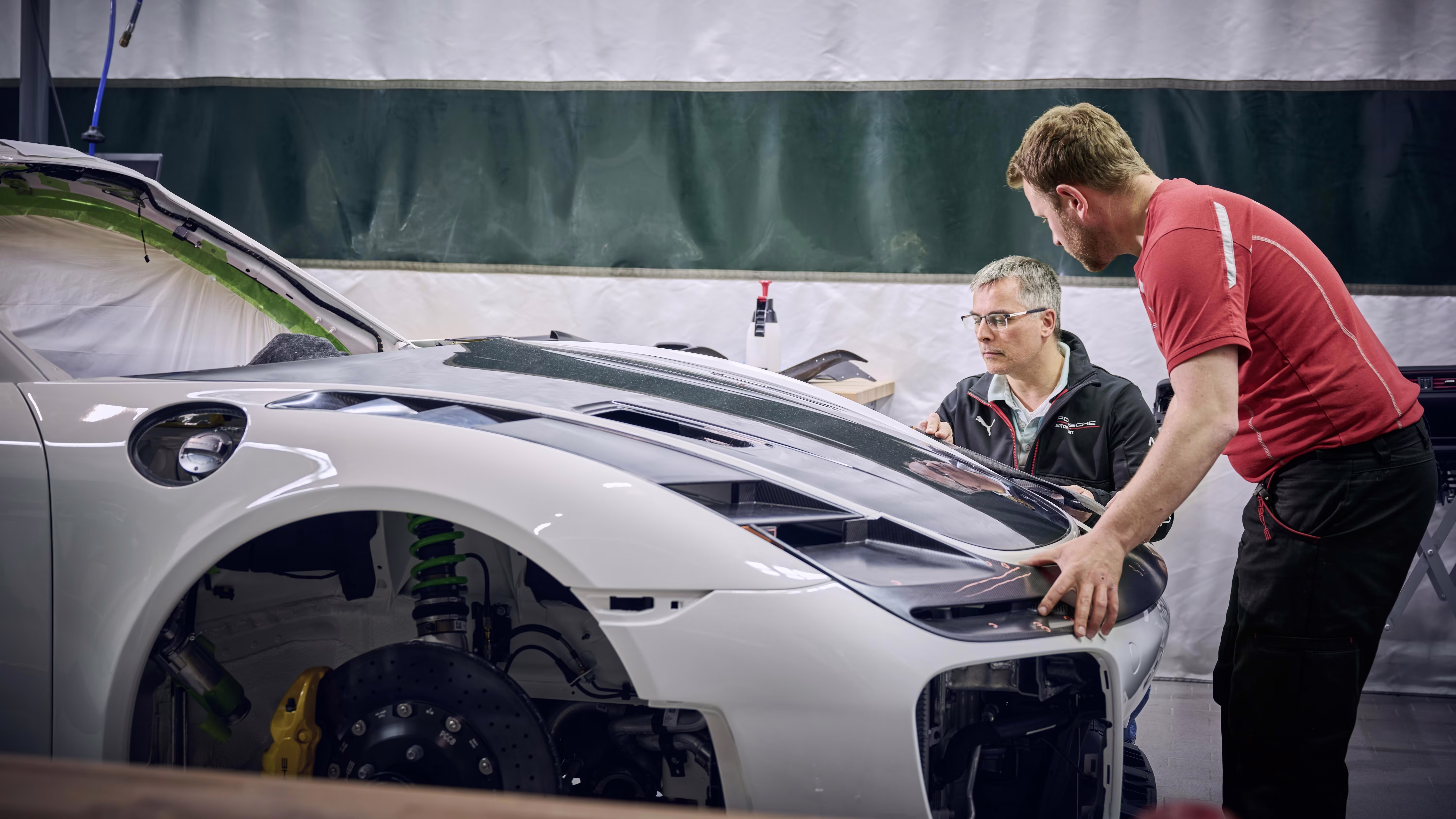 Montagem da dianteira do Porsche Flachbau RS na oficina